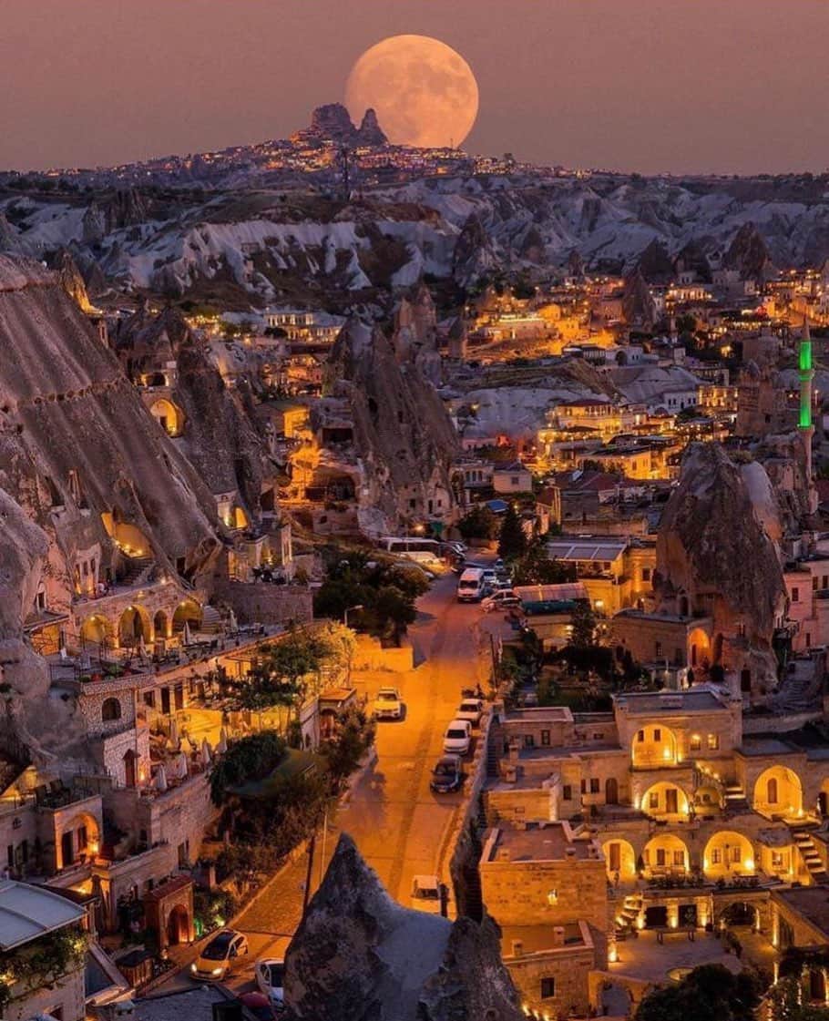 Wonderful Placesさんのインスタグラム写真 - (Wonderful PlacesInstagram)「Full moon in Cappadocia - Turkey ✨❤️❤️❤️✨ . Picture by ✨✨@sennarelax✨✨ #wonderful_places for a feature ❤️」5月7日 23時17分 - wonderful_places