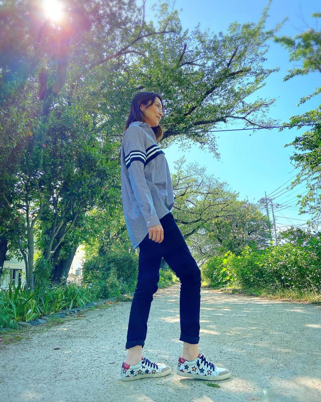 松本英子のインスタグラム：「私の大リスペクトするシンガーソングライター#入倉都ちゃん @miyakoirikura から渡ってまいりました、未来へ進もう！スニーカーチャレンジ👟 昨日は雨だったので、お天気の良い今日撮影☀️ ほとんどスニーカーは持っておらず💦でしたが、唯一一目惚れで買ったやつ。 どこのブランドのか忘れちゃったけど、海外のネット通販で買った記憶あり。 全然最近履けてなかったから、スニーカー君も喜んでました😆✨✨✨ さてさて、この素敵写真を一緒に撮ってくれた、笑顔も歌も最高でセクシーな #SHUUBI @shuubihidemi 💋と、  スニーカーと言ったら、きっとこの方、めっちゃ沢山持っているに違いない⚽️🦵💪 #百瀬俊介 氏 @momose_shunsuke  にお渡ししまーす👣  #スニーカーチャレンジ2020 #sneakerschallenge2020 #未来への歩み　#繋がり @sneakerschallenge2020」