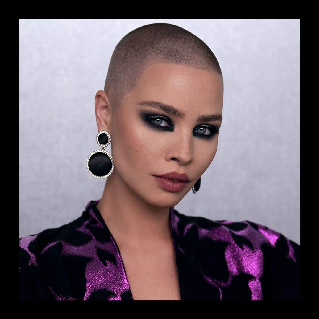 Yves Saint Laurent Beautyさんのインスタグラム写真 - (Yves Saint Laurent BeautyInstagram)「We're going LIVE tonight at 7PM, for another eye look - that is perfect to wear with a mask!  Until then… The Dramatic Smoky Eye @Celine_Bernaerts is back with another YSL Beauty Home tutorial. A smoky eye look so intense, you'll have to unplug the fire alarms... Stun, while staying safe! COUTURE EYESHADOW PALETTE N°1 TUXEDO SEQUIN CRUSH EYESHADOW N°2 EMPOWERED SILVER MVEFC N°1 NOIR HAUTE DENSITÉ DESSIN DU REGARD WP EYELINER PENCIL N°1 NOIR EFFRONTÉ TOUCHE ÉCLAT LE TEINT FOUNDATION B30 #yslbeauty #smokyeyes #ysbeautybyyourside #tutorial」5月7日 23時32分 - yslbeauty