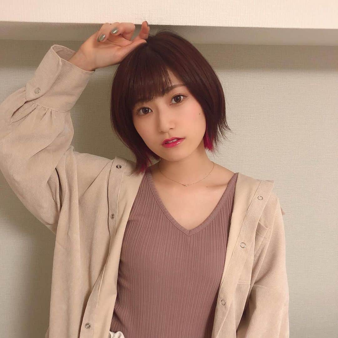 朝日花奈のインスタグラム：「お姉ちゃんにインナーカラー入れてもらったよ!♡ かなちー🤪ぽんぽーん🤟✨✨ #ショート #インナーカラー #ヘアーカラー #チェリーピンク #エンシェールズ #カラーバター」