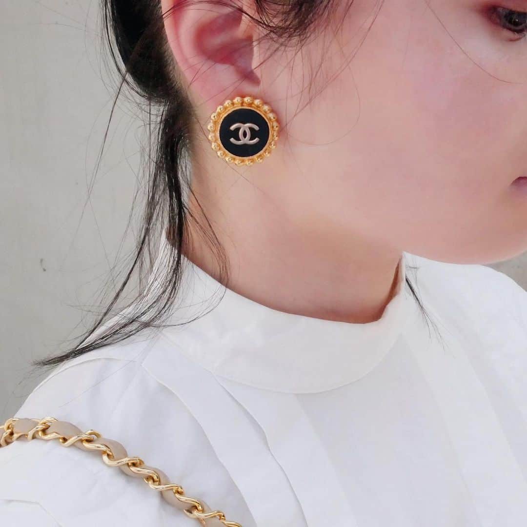 Vintage Brand Boutique AMOREさんのインスタグラム写真 - (Vintage Brand Boutique AMOREInstagram)「Vintage Chanel clip earrings.  On webstore search for AO25131. ▶︎Free Shipping Worldwide✈️ ≫≫≫ DM for more information 📩 info@amorevintagetokyo.com #AMOREvintage #AMORETOKYO #tokyo #Omotesando #Aoyama #harajuku #vintage #vintageshop #ヴィンテージ #ヴィンテージショップ #アモーレ #アモーレトーキョー #表参道 #青山 #原宿#東京 #chanel #chanelvintage #vintagechanel #ヴィンテージ #シャネル #ヴィンテージシャネル #シャネルヴィンテージバッグ」5月7日 14時39分 - amore_tokyo