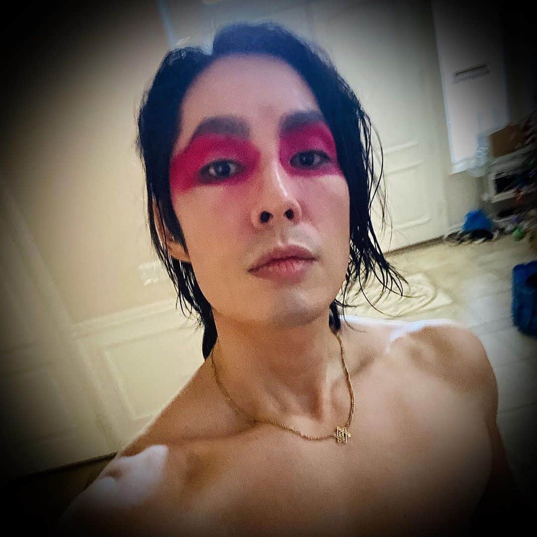 呉建豪のインスタグラム：「Look what my family made me do... check @vhbskincare @stacywuvhb to see the chaos that be Mi Familia #Godisgood 🔥」