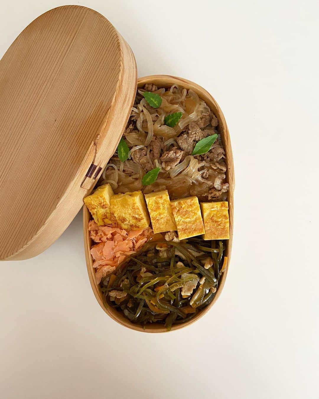 渡辺有子のインスタグラム：「牛すき煮と切り昆布煮。どちらもごはん合います弁当。煮ものがかぶってしまったのは大目にみてね⁈」