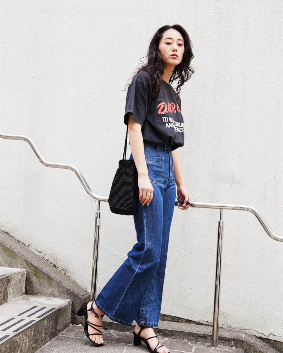 スライさんのインスタグラム写真 - (スライInstagram)「<<LINEN BLEND JEANS SNAP>> スタイルアップを叶える美脚ジーンズの着こなしをチェック！ あなたはどのスタイルが好き？ ㅤㅤㅤㅤㅤㅤㅤㅤㅤㅤㅤㅤㅤ 詳しくはSHEL'TTER WEBSTOREにて公開中 プロフィールTOPのURLよりオンラインストアをご覧いただけます。 _____________________________ㅤㅤㅤㅤㅤㅤㅤㅤㅤㅤㅤㅤㅤ WEBSTORE・ZOZOTOWNにて販売中 SLY店舗5月入荷予定 ☑LINEN BLEND CENTER PRESS PT-E (030DSZ11-2130) IVOY,L/GRN ¥11,990+tax ㅤㅤㅤㅤㅤㅤㅤㅤㅤㅤㅤㅤㅤ ☑LINEN BLEND CENTER PRESS PT-B (030DSZ11-2140) BLU ¥11,990+tax ㅤㅤㅤㅤㅤㅤㅤㅤㅤㅤㅤㅤㅤㅤㅤㅤㅤㅤㅤㅤㅤㅤㅤㅤㅤㅤ 春夏にぴったりな素材とシルエットにこだわって作った新しい型のデニムパンツ。涼しげでカラッとした麻混を使用していて、これからのシーズンも気持ちよく履ける一本。シルエットは脚が長く見えるハイウエストで、センタープレスを入れることでより美脚効果が期待できる優れもの。丈を少し長めに設定しているので、バランスが良く見えるヒールサンダルなどを合わせるのがおすすめ。 _____________________________ #SLY #SLY_fav #SLYJEANS」5月7日 14時41分 - sly_official