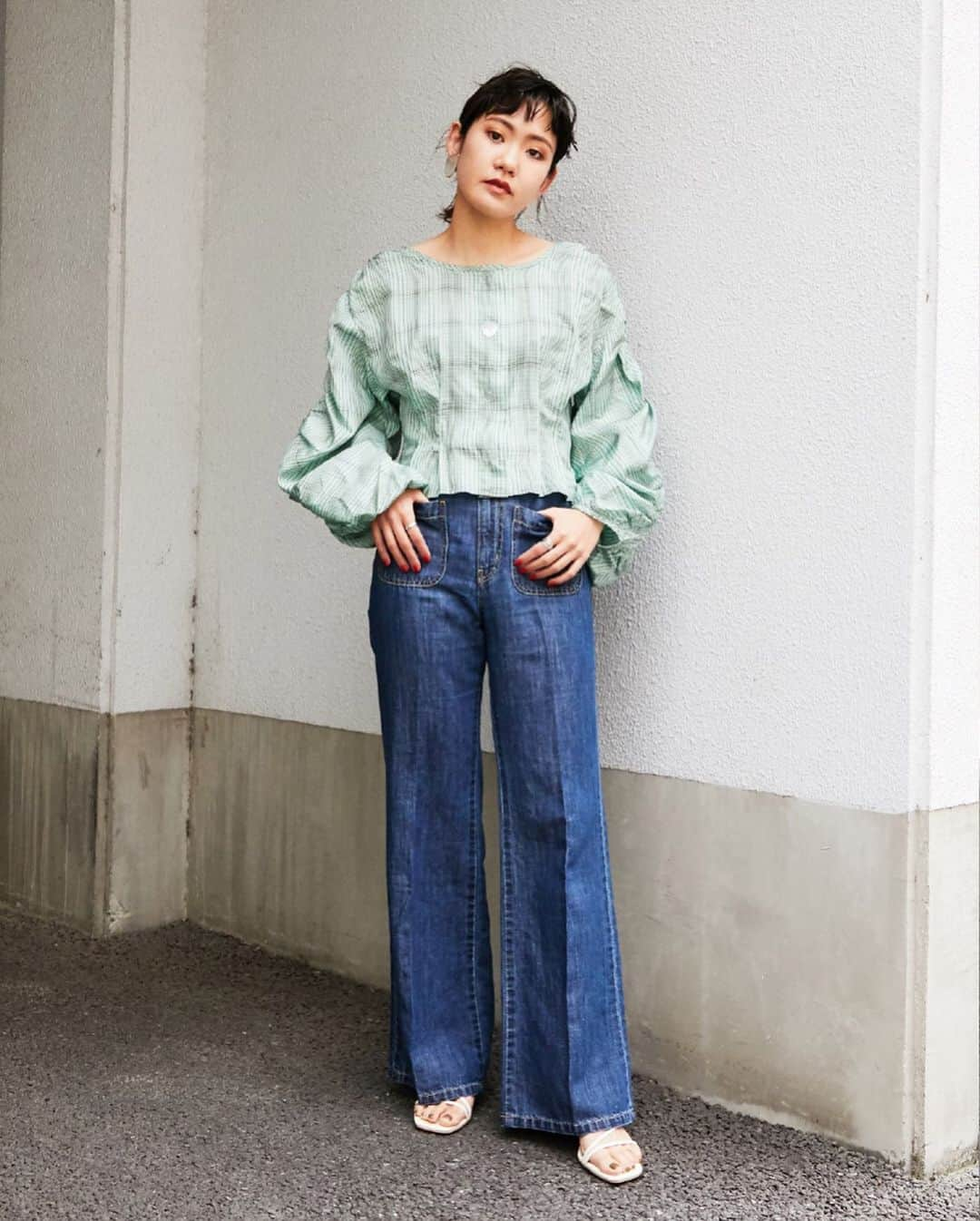 スライさんのインスタグラム写真 - (スライInstagram)「<<LINEN BLEND JEANS SNAP>> スタイルアップを叶える美脚ジーンズの着こなしをチェック！ あなたはどのスタイルが好き？ ㅤㅤㅤㅤㅤㅤㅤㅤㅤㅤㅤㅤㅤ 詳しくはSHEL'TTER WEBSTOREにて公開中 プロフィールTOPのURLよりオンラインストアをご覧いただけます。 _____________________________ㅤㅤㅤㅤㅤㅤㅤㅤㅤㅤㅤㅤㅤ WEBSTORE・ZOZOTOWNにて販売中 SLY店舗5月入荷予定 ☑LINEN BLEND CENTER PRESS PT-E (030DSZ11-2130) IVOY,L/GRN ¥11,990+tax ㅤㅤㅤㅤㅤㅤㅤㅤㅤㅤㅤㅤㅤ ☑LINEN BLEND CENTER PRESS PT-B (030DSZ11-2140) BLU ¥11,990+tax ㅤㅤㅤㅤㅤㅤㅤㅤㅤㅤㅤㅤㅤㅤㅤㅤㅤㅤㅤㅤㅤㅤㅤㅤㅤㅤ 春夏にぴったりな素材とシルエットにこだわって作った新しい型のデニムパンツ。涼しげでカラッとした麻混を使用していて、これからのシーズンも気持ちよく履ける一本。シルエットは脚が長く見えるハイウエストで、センタープレスを入れることでより美脚効果が期待できる優れもの。丈を少し長めに設定しているので、バランスが良く見えるヒールサンダルなどを合わせるのがおすすめ。 _____________________________ #SLY #SLY_fav #SLYJEANS」5月7日 14時41分 - sly_official