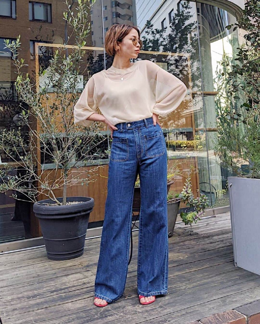 スライさんのインスタグラム写真 - (スライInstagram)「<<LINEN BLEND JEANS SNAP>> スタイルアップを叶える美脚ジーンズの着こなしをチェック！ あなたはどのスタイルが好き？ ㅤㅤㅤㅤㅤㅤㅤㅤㅤㅤㅤㅤㅤ 詳しくはSHEL'TTER WEBSTOREにて公開中 プロフィールTOPのURLよりオンラインストアをご覧いただけます。 _____________________________ㅤㅤㅤㅤㅤㅤㅤㅤㅤㅤㅤㅤㅤ WEBSTORE・ZOZOTOWNにて販売中 SLY店舗5月入荷予定 ☑LINEN BLEND CENTER PRESS PT-E (030DSZ11-2130) IVOY,L/GRN ¥11,990+tax ㅤㅤㅤㅤㅤㅤㅤㅤㅤㅤㅤㅤㅤ ☑LINEN BLEND CENTER PRESS PT-B (030DSZ11-2140) BLU ¥11,990+tax ㅤㅤㅤㅤㅤㅤㅤㅤㅤㅤㅤㅤㅤㅤㅤㅤㅤㅤㅤㅤㅤㅤㅤㅤㅤㅤ 春夏にぴったりな素材とシルエットにこだわって作った新しい型のデニムパンツ。涼しげでカラッとした麻混を使用していて、これからのシーズンも気持ちよく履ける一本。シルエットは脚が長く見えるハイウエストで、センタープレスを入れることでより美脚効果が期待できる優れもの。丈を少し長めに設定しているので、バランスが良く見えるヒールサンダルなどを合わせるのがおすすめ。 _____________________________ #SLY #SLY_fav #SLYJEANS」5月7日 14時41分 - sly_official