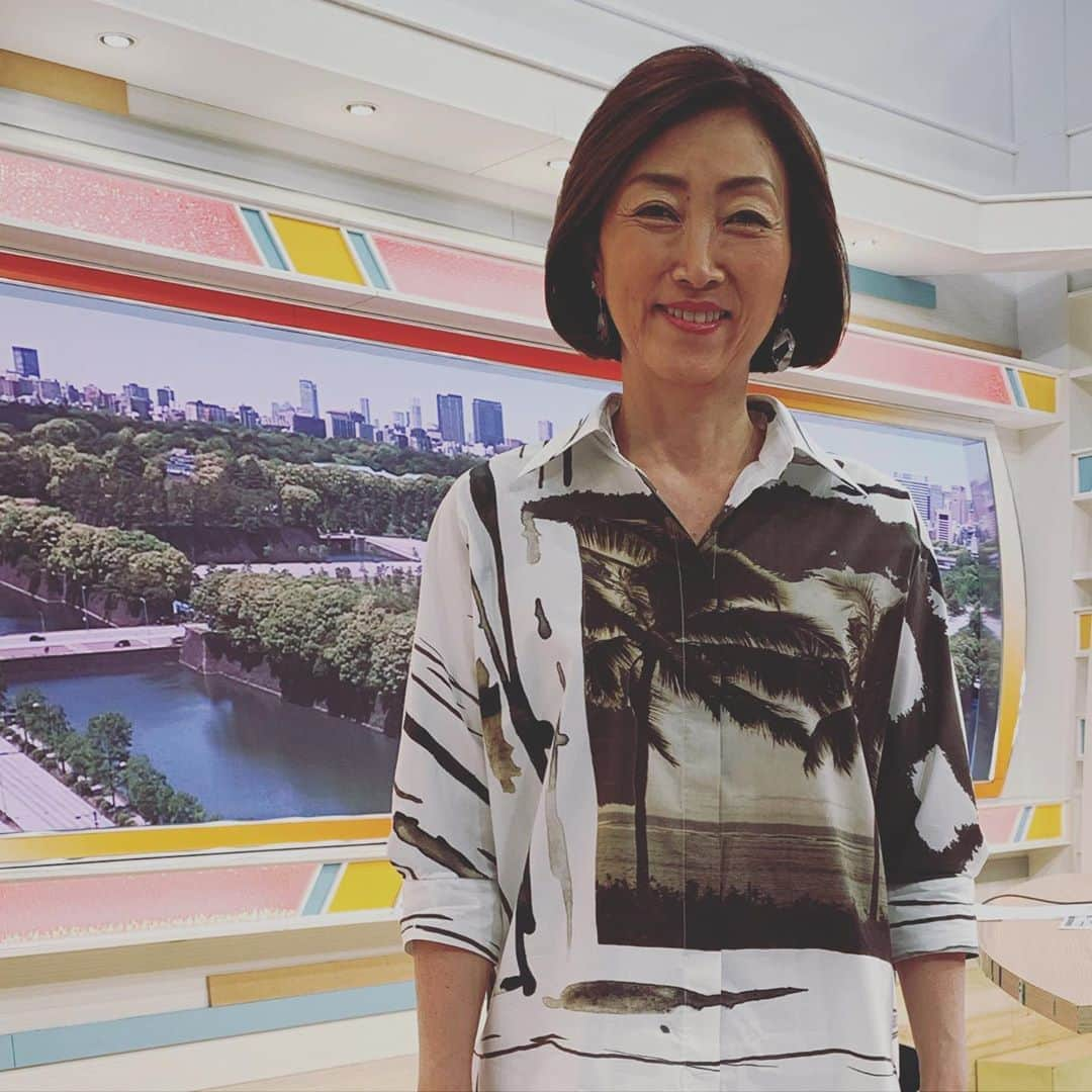 田中ウルヴェ京さんのインスタグラム写真 - (田中ウルヴェ京Instagram)「今日は天気いいですね。 テレ朝「大下容子ワイド!スクランブル」でした。  今日はスタジオからの出演。広いスタジオの中コメンテーター席は1つだけ。  だんだん慣れてきてしまいます。  なんとも。 大変化の年になってしまい。  2030年には、我々は「2020年にはなにを学んだ」と言っているのでしょうか。 #大変化  #なにを学んだ」5月7日 14時52分 - miyako.tanaka.oulevey