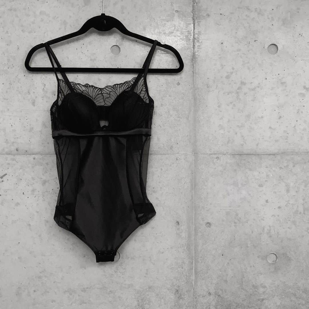 岸本佳子さんのインスタグラム写真 - (岸本佳子Instagram)「MY standard ☞ #FASHION #intimissimi #lingerie #bodysuit #style #editorspick ・ 夏の薄着スタイルにはボディスーツが重宝します。この上にタンクトップを着て、ボトムはジーパンを合わせます。」5月7日 14時57分 - yoshico_kishimoto