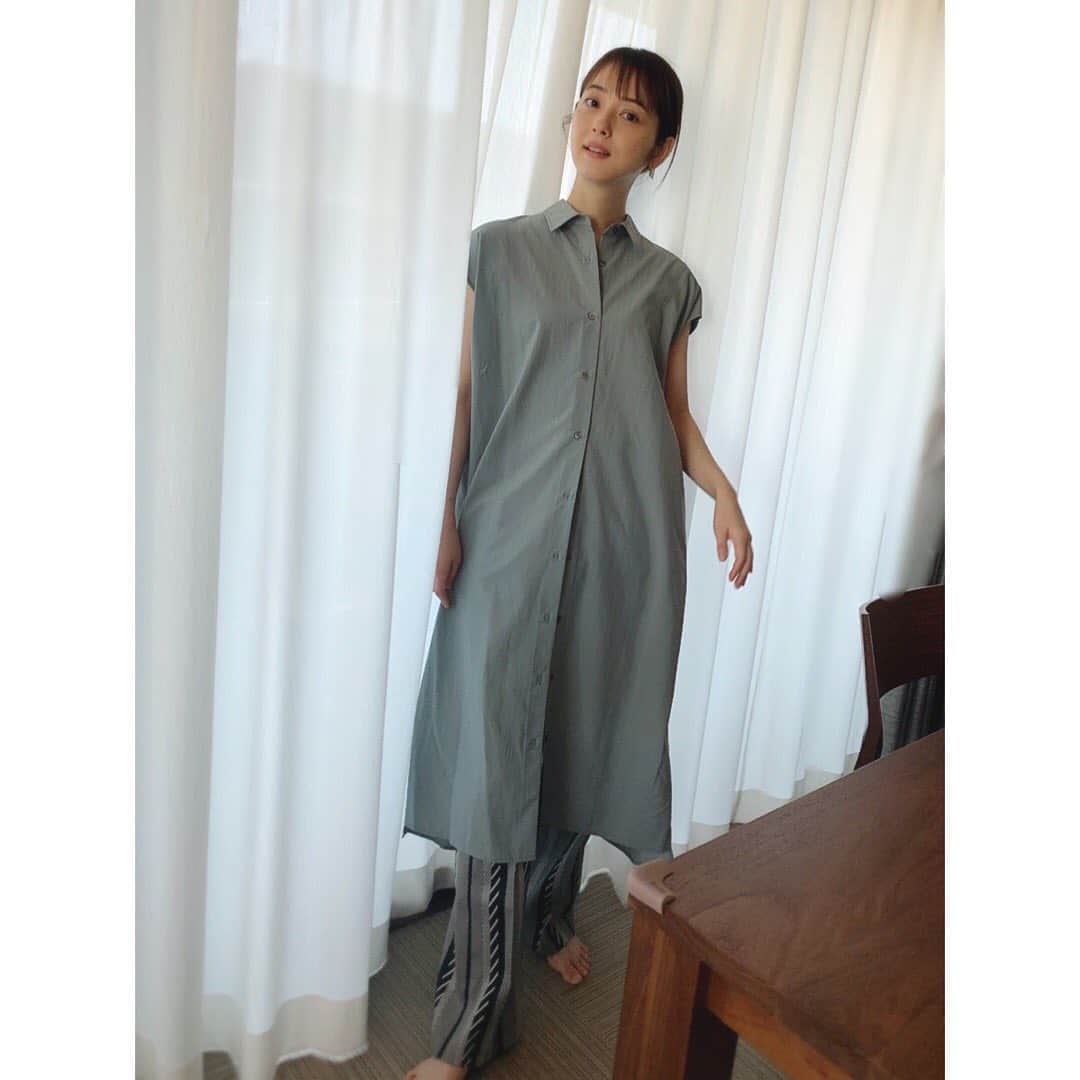 佐々木希さんのインスタグラム写真 - (佐々木希Instagram)「今日のお家服。 『#norcbytheline』のシャツ×『#styling/』のパンツ。 この絶妙なカラーのシャツと形も柄も素敵なパンツ…❤︎ この2つのブランドは毎シーズン、チェックするくらい好き。  #斉藤くみ さん #白幡啓 さん #のぞみの私服」5月7日 14時54分 - nozomisasaki_official