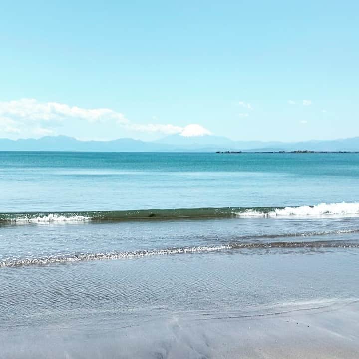 のインスタグラム：「SUNNY DAY🌞﻿ 富士山くっきり良きお天気。﻿ ﻿ お買い物のついでに、﻿ 近所の海を裸足でウォーキング👣﻿ ﻿ #アーシング について🌏﻿ 裸足で土に触れる良さや意味とかも 都会でもできることや。 明日のインスタライブでお話しようかと☺️﻿ ﻿ 波の音をお届けしますね🌊﻿ はやく思いっきり海で泳ぎたいねー✨﻿ ﻿ 今日は、満月🌕#DETOX﻿ ﻿ #セラプル の﻿ #クリアリングバスソルト﻿ でヒーリングすることにしよう✌️﻿ ﻿ #mtfuji #sunny #田舎暮らし﻿ #fullmoon #ceraple #clearingbathsalts #healing  パソコンのトップ画像は、マリブのお気に入りスポット カリフォルニアにもどりたーい💓」