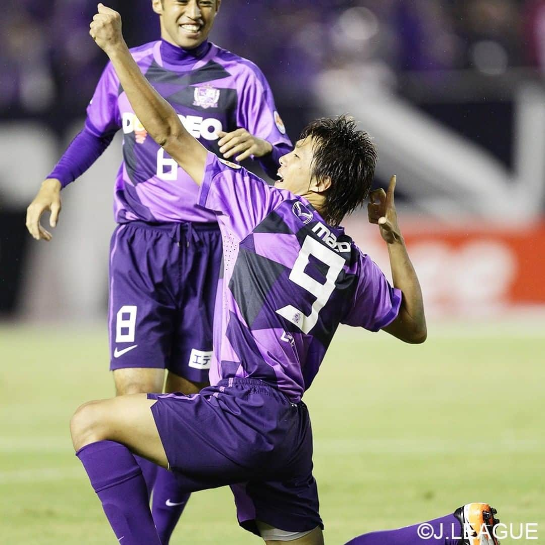 サンフレッチェ広島さんのインスタグラム写真 - (サンフレッチェ広島Instagram)「. 【Uniform Number History of SANFRECCE　HIROSHIMA】  背番号に歴史あり。 1992年のクラブ創設以降、多くの選手がサンフレッチェで活躍しました。  不定期で、歴代選手の背番号の系譜をご紹介します。  今回は、リクエストが多かった「9番」です✨ 歴代のアタッカー陣が名を連ねました👏 「9番」の選手たちも「10番」に負けず劣らず、多くのゴールでチームを勝利に導いてくれました🎶  #盧廷潤 選手 #山口敏弘 選手 #コリカ 選手 #茂木弘人 選手 #李忠成 選手 #石原直樹 選手 #ドウグラス 選手 #ピーターウタカ 選手 #工藤壮人 選手 #ドウグラスヴィエイラ  選手 #背番号の系譜 #リクエストお待ちしてます😊」5月7日 15時00分 - sanfrecce.official