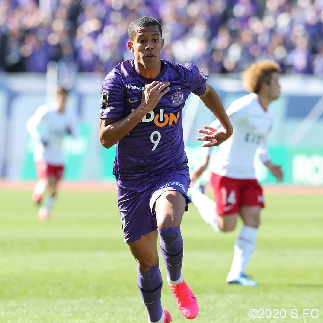 サンフレッチェ広島さんのインスタグラム写真 - (サンフレッチェ広島Instagram)「. 【Uniform Number History of SANFRECCE　HIROSHIMA】  背番号に歴史あり。 1992年のクラブ創設以降、多くの選手がサンフレッチェで活躍しました。  不定期で、歴代選手の背番号の系譜をご紹介します。  今回は、リクエストが多かった「9番」です✨ 歴代のアタッカー陣が名を連ねました👏 「9番」の選手たちも「10番」に負けず劣らず、多くのゴールでチームを勝利に導いてくれました🎶  #盧廷潤 選手 #山口敏弘 選手 #コリカ 選手 #茂木弘人 選手 #李忠成 選手 #石原直樹 選手 #ドウグラス 選手 #ピーターウタカ 選手 #工藤壮人 選手 #ドウグラスヴィエイラ  選手 #背番号の系譜 #リクエストお待ちしてます😊」5月7日 15時00分 - sanfrecce.official