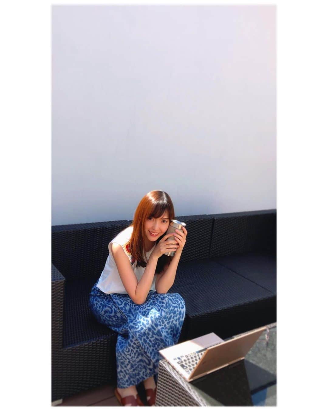 のインスタグラム：「*﻿ 今週もリモート放送でお伝えしてます👀﻿ .﻿ リモート放送の合間の会議やニュースのチェックは﻿ バルコニーで👀﻿ .﻿ いやいや…開始５分で暑くて中に😱﻿ そんな優雅にはいきませんねw😓﻿ .﻿ お家時間もパジャマだと寝起きみたいな声出るので、﻿ 愛情を込めて製作したロングスカートを😋✨✨﻿ .﻿ @eccomipunto .﻿ 地球に優しく✨﻿ という思いでイタリア製の、上質なストック生地を😋﻿ サイドスリットがお気に入りです😋😋﻿ .﻿ さあ今日はシチューを作ろう😋﻿ . @yupooo730 . #eccomipunto #お家時間 #地球にやさしい #パジャマだと滑舌甘くなる #謎 #レオパードスカート #かわいいを買ったらエコだった #この品質で #specialprice #sdgs #slowlife #🌍」