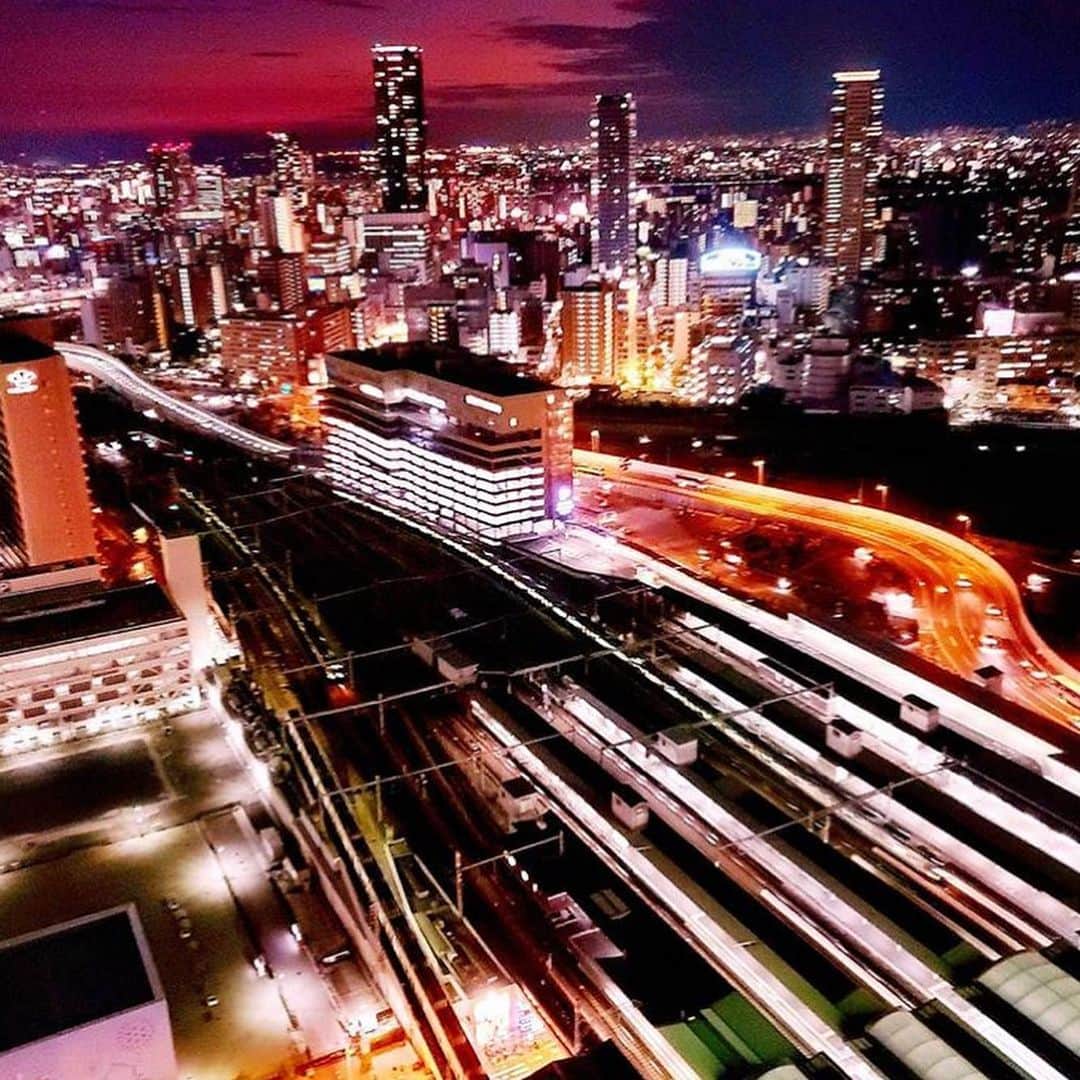 ホテルグランヴィア大阪さんのインスタグラム写真 - (ホテルグランヴィア大阪Instagram)「. ＊＊＊＊＊＊＊＊＊＊＊＊＊＊＊＊＊＊＊＊＊＊＊＊＊＊. 変わらない空は、私たちを勇気づけてくれます…. . 早く日本の街が活気づき. 又、元気な大阪に戻りますように. スタッフ一同、願っています….✨ . ＊夜景 photo by @musclego110 様. いつも素敵なお写真ありがとうございます。 =================================. ホテルグランヴィア大阪　@hotel_granvia_osaka =================================. #おうちで旅体験 #元気な大阪に #ホテルグランヴィア大阪  #大阪 #梅田 #stayhome #hotelgranviaosaka #rakutentravel #osaka #umeda」5月7日 15時22分 - hotel_granvia_osaka