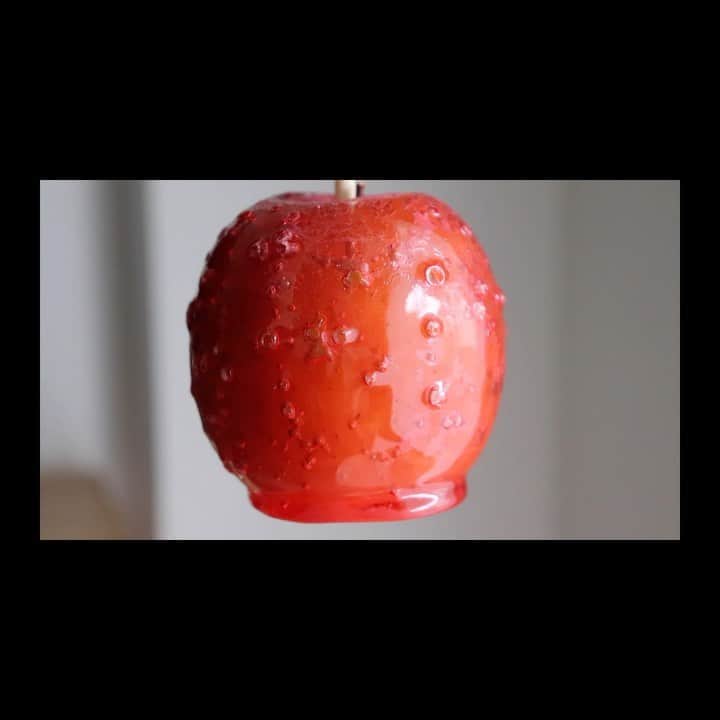 ハンサムクロジのインスタグラム：「Candy apple のりんご飴。お取り寄せしました。 赤いのも美味しいけど、ヨーグルチョコがすごい美味しかった。というかシンプルにりんごが美味しい。おすすめー！」