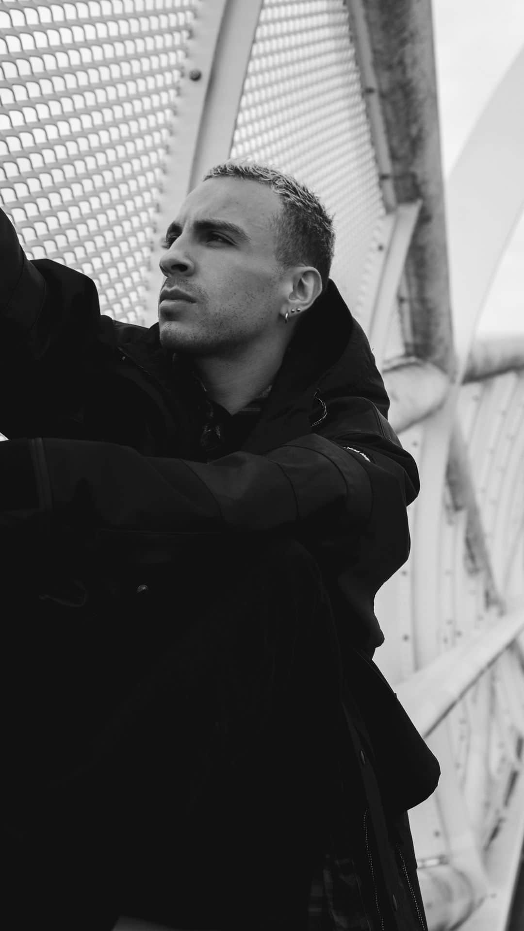 フェイスのインスタグラム：「listen on soundcloud: https://soundcloud.com/faisofficial/love-me  this song was - i guess - around the very last bits and breaths of a relationship i was in that i wasnt able to manage anymore. again i prioritized my goals and dreams over other things that also matters to me.  it was a time when Afrojack has just signed me and i felt like i had to live up to the position and opportunities he gave me. i felt i had to prove myself by just crushing it in the studio and go hard and get the best out of myself and this unique opportunity. which meant i couldnt see her as mushch as i wanted to. instead i choose to lock myself in the studio and follow my dreams.  and with this song i wrote a scenario where i was hoping that she would still stay with me even with all of the things that was happening around me and my dreams but it didnt work out. but im good now and she is good too so no bad blood. i respect everyones choices cause i believe we always have good reasons and intentions hiding somewhere in our thoughts and choices even though they dont always shine thru. were just not always good at speaking them out in the heat of a moment. it takes some time to digest and reflect to really see the good intentions coming out. but its always there. unless were evil. but i dont really think so.  lyrics:  woah oh oh oh woah oh oh oh woah oh oh oh woah oh oh oh  blowing wind through my hair outta the window just like your fingers when theyre cold and burn inside my soul  i could watch you like youre a movie screen you lighten up my eyes and youre showing me a scene youre lying next to me  and i will keep you warm tonight oh i will never leave you behind  love me when im right or wrong love me even when im gone when the days are black and white youre the color in my mind  love me till my heart stops beating love me like im what you needed when my arms are open wide maybe you can hold me tight  woah oh oh oh」
