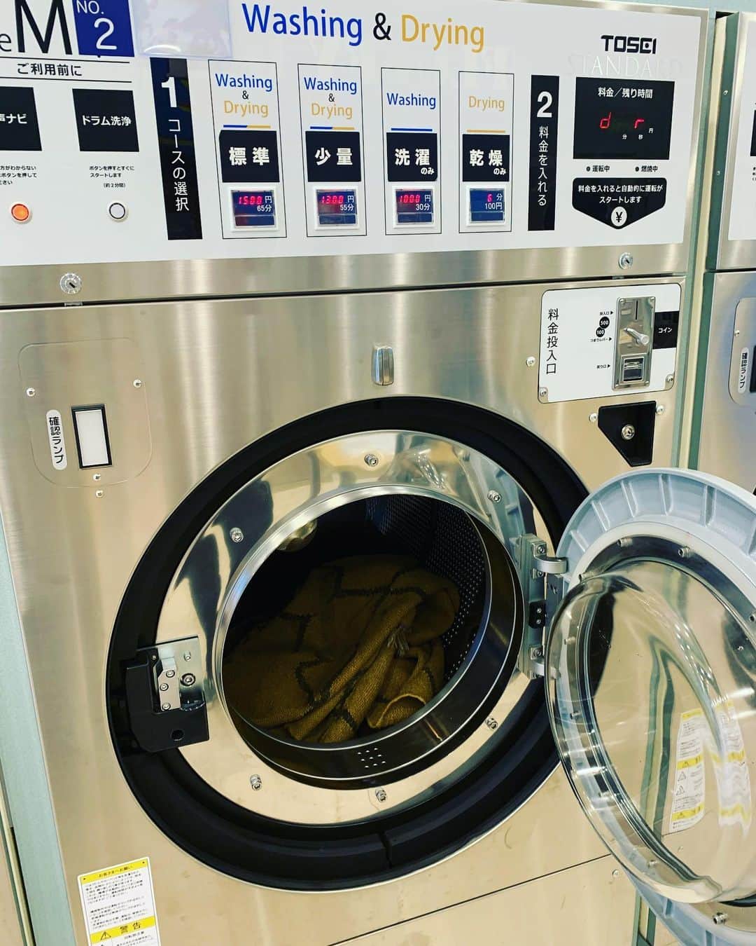 宮城麻里子さんのインスタグラム写真 - (宮城麻里子Instagram)「なんだか薄汚れてしまったラグを 思い切ってお洗濯！ これは気持ちいい❣️ 洗濯から乾燥まで、たったの55分！わぉ！ #フトン巻きのジロー  #今どきのコインランドリー #ラグマットも余裕 #清潔感 #自動で携帯にお知らせ」5月7日 15時27分 - miyagimariko