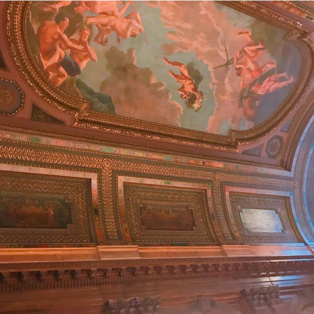 船越真衣のインスタグラム：「様々な映画のワンシーンにもよく使われるNYのpublic library📖  入り口は大理石、建築様式はグランドセントラルターミナルと同じボザール様式、中に入れば天井にはギリシャ神話のプロメテウスが描かれていて、通称「ローズルーム」というお部屋にはシャンデリアが✨これが図書館？！という感じ😂  #旅#旅行#海外#海外暮らし#海外旅行 #nyc#ny#Traveler#travel#travelgram#europe#beach#art#japan#happy#tokyo#instalike#instagood#fun#smile#beautiful#beautifulview#lol#me#tbt#yolo#style#love#sunset#library」