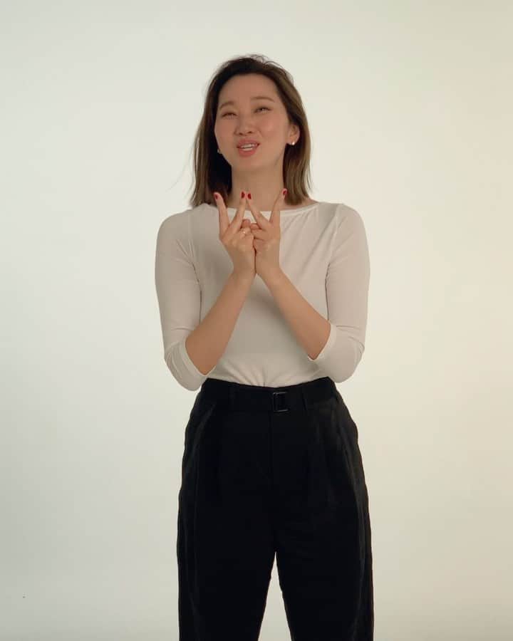 チャン・ユンジュのインスタグラム：「리아 킴 영상 보고 따라하기. 😅😂😝💃🏻💋❣️ 첫 번째 영상은 두번만에 성공한 결과물 ㅋㅋㅋ 두번 째 영상은 첫 시도해본 NG영상 ㅋㅋ 세 번째는 리아킴 본 영상 ㅋㅋ @wkorea  #stayhappy_w  #해피바이러스윤주르  #그래도저두번만에성공했어요ㅋ」