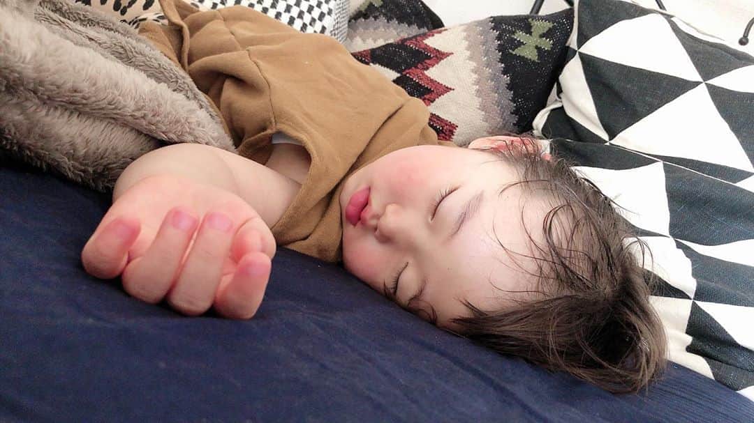 那須久美子さんのインスタグラム写真 - (那須久美子Instagram)「寝た。。。。🤑✨ #2歳　#2歳児　#ママ美容師　#お昼寝　 #おっとっと #また一緒に寝るとこだった🤣 #寝かしつけはいかなる時も気を抜けない #自分時間スタート　#いえーーーい  #😏😏」5月7日 15時38分 - nasu_kumiko
