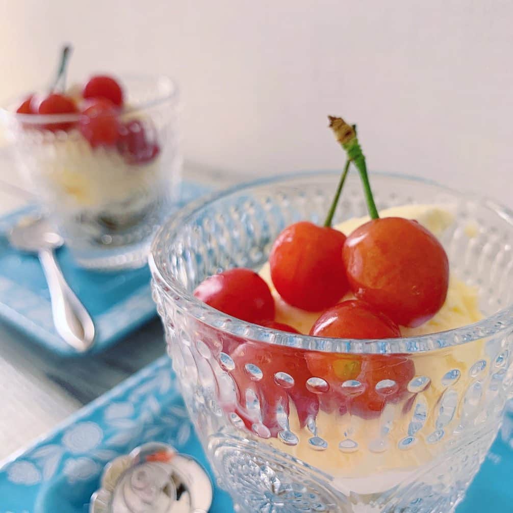 ree_mstorynさんのインスタグラム写真 - (ree_mstorynInstagram)「#sweets 今日の #娘ちゃんパフェ  昨日のウォーキングのおみやげの さくらんぼ🍒 途中にちょこちょこ 無人の野菜や果物売り場があって 安くて新鮮で ついつい買っちゃう ・ ・ #cherry #parfait #cherryparfait #breaktime #todayssweets #sweets #今日のおやつ #おやつの時間 #おやつ #さくらんぼ #さくらんぼパフェ #さくらんぼスイーツ #パフェ #おうちパフェ #おうちカフェ #おうち時間 #手作りおやつ #stayhome #vsco #vscam」5月7日 16時07分 - ree_mstoryn