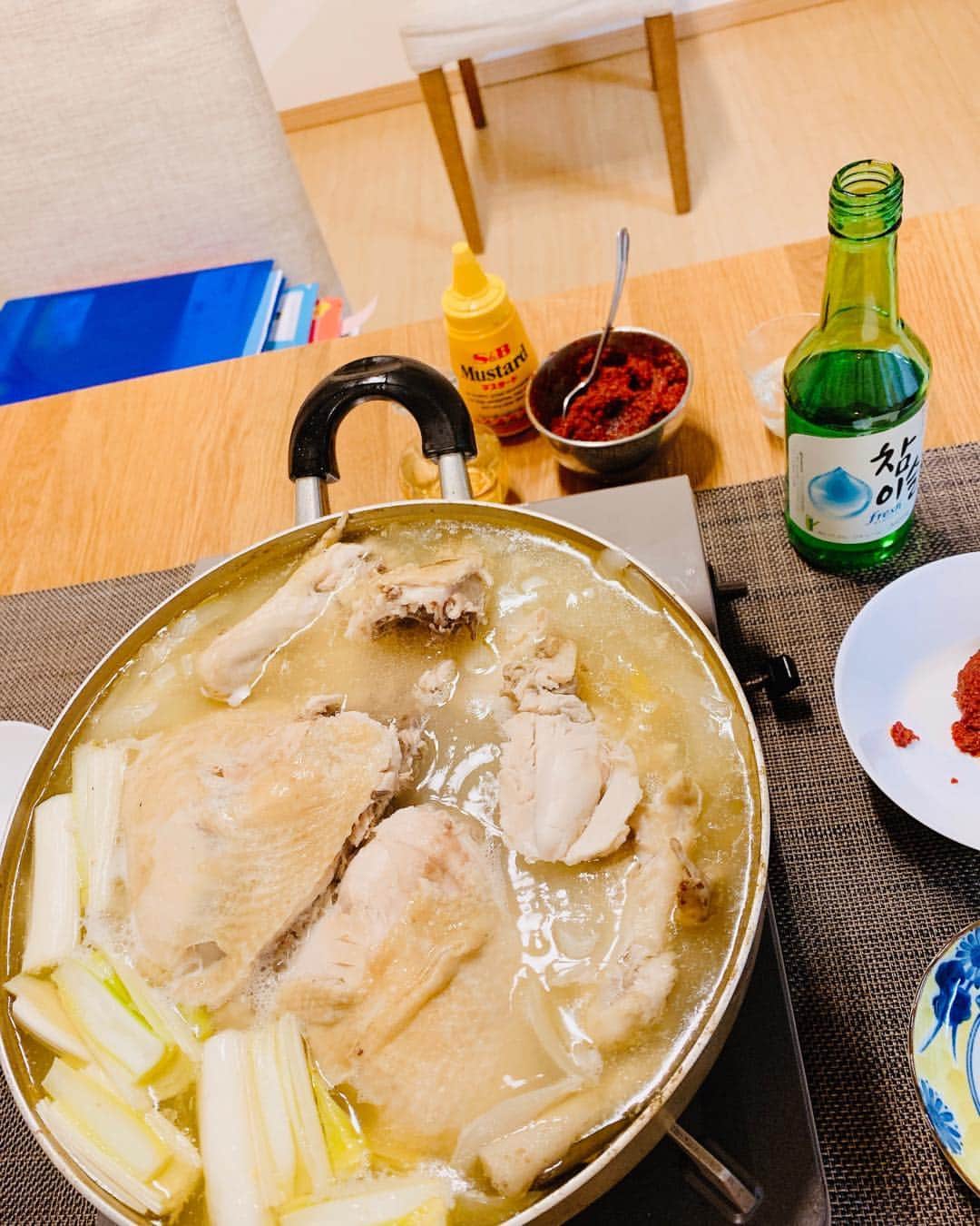 遠野舞子さんのインスタグラム写真 - (遠野舞子Instagram)「大好きなソウル、まだまだ行けそうにないから無性にタッカンマリ食べたくなって^_^ 我が家はゴボウ入れてタテギにはマスタードと酢を好みでたっぷりと足しながら頂きます。 　#お家ご飯 　#タッカンマリ」5月7日 15時59分 - maikotohno