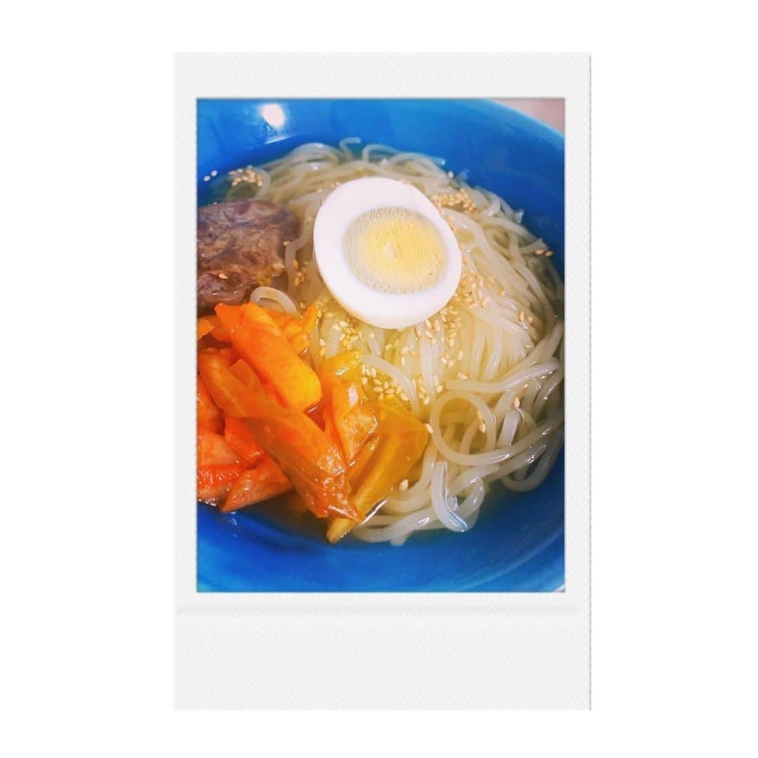 田村真子さんのインスタグラム写真 - (田村真子Instagram)「盛岡冷麺。毎年知り合いの方が送ってくれるのですが、これを食べるともうすぐ夏がくるなぁと感じます🐠 わたし的、風物詩です。 立夏も過ぎましたしね！ 窓を開ければ、夏の匂いが、、 . #盛岡冷麺 #全部セットだから簡単 #夏らしい青の器で #夏の匂い っていいですよね #花や緑の匂い？ #雨も好き」5月7日 16時08分 - tamura_mako_