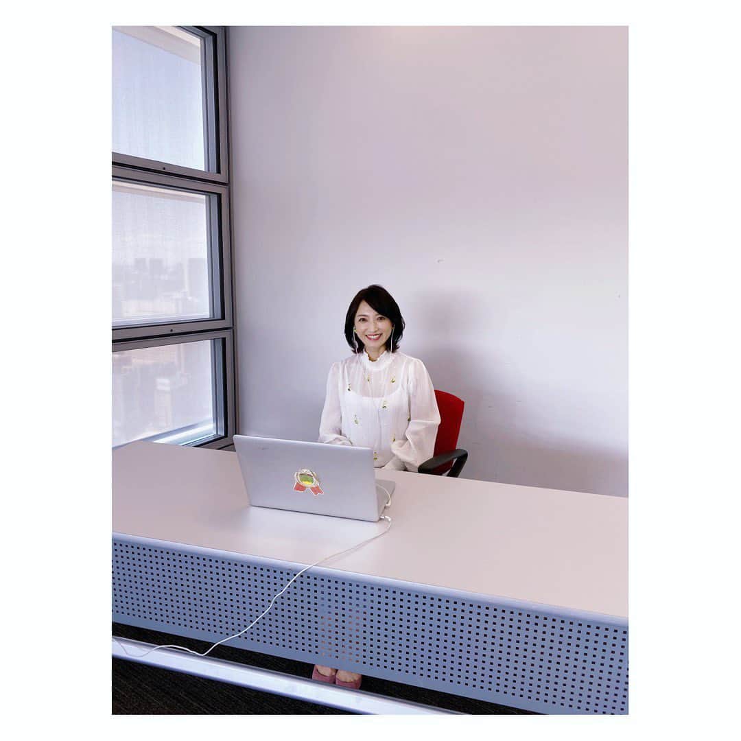 望月理恵さんのインスタグラム写真 - (望月理恵Instagram)「リモートインタビュー！  パソコンにゲストの方がいらっ しゃいます。 すごい時代ですね、、、 部屋には私とディレクター2人です。 #ズムサタ」5月7日 16時11分 - mochiee28