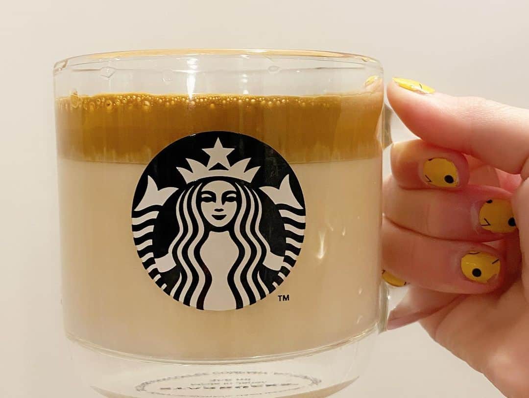 夏焼雅さんのインスタグラム写真 - (夏焼雅Instagram)「#おうちカフェ ﻿ いま流行りの　#ダルゴナコーヒー ﻿ 作ってみたよ〜☕️﻿ めちゃ簡単に作れるのにガチうま☕️🤤❣️❣️﻿ これまじカフェ行かなくて大丈夫w👍(行きたいけど…)﻿ ﻿ 달고나 （タルゴナ）って、韓国で有名な”달고나 커피（カラメルコーヒー）”の事なんだって🇰🇷♡♡♡﻿ ﻿ 아뇨하세요♡﻿ ﻿ ﻿ ~用意するもの~﻿ ✴︎インスタントコーヒー﻿ ✴︎お湯﻿ ✴︎砂糖﻿ 1：1：1の割合で入れま〜す‼﻿ ﻿ ~作り方~﻿ ハンドミキサーでクリーム状になるまでとにかく混ぜます。﻿ ハンドミキサーがない方は、泡立て器でふわっとなるまで混ぜてくださいね！(ハンドミキサーないとツライと思う…。まぁまぁ混ぜなきゃなのよ。)﻿ ﻿ んでっ！﻿ ﻿ +牛乳🥛(適量) ﻿ 上にクリーム流し込んだらダルゴナコーヒー出来上がり〜❤️﻿ いぇい♡﻿ ﻿ んでっ！﻿ ﻿ カフェっぽくドーナツ🍩とかケーキ🍰とか用意すればおうちカフェ〜🧁✨✨✨✨✨﻿ いぇい♡﻿ ﻿ みんなもやってみてね💗🙂﻿ ﻿ 안녕👐🏻﻿ ﻿ ﻿ #ダルゴナコーヒー﻿ #달고나 커피﻿ #ドーナツはミスド🍩 #安定のミスド ﻿ #スタバ ﻿ #コップお気に入り♡ #初めてにしてはうまくいった  #と思ってる🌼 #次はもっとふわっとさせたい」5月7日 16時14分 - miyaaa0825