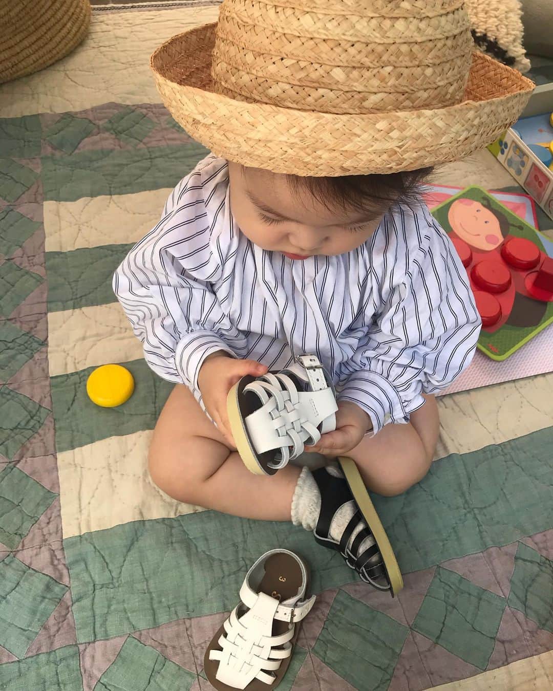 濱中鮎子のインスタグラム：「まだ歩きませんが、堪らずサンダルを。 色に悩み二色...💸 水陸両用！  早くこれを履いて出かけたいなぁ。 お嬢は食べてましたが。  #saltwatersandals  #ソルトウォーターサンダル  #サイズは今だと3がちょうどよかった #小さい靴って可愛いなぁ」