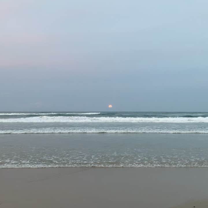 のインスタグラム：「Last night’s moon rise at the beach」
