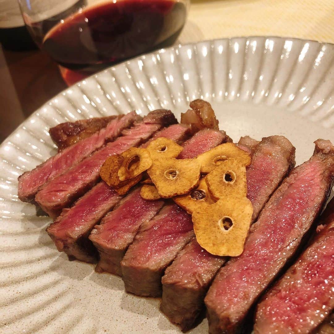 南條早紀のインスタグラム：「ステーキを焼いた\( ˆoˆ )/🥩 . . お肉食べたくて、スーパーで購入した ステーキ肉をおうちで焼きました！ ちょっと上手に焼けて、 天才なのでは🤔と調子に乗っている👼笑 . . ネットで検索した焼き方！ 記録しておこうとメモ📝 . お肉を冷蔵庫から取り出し、常温に戻す （30分くらい） ↓ お湯を沸かしてその上にお皿置いてあたためる ↓ にんにくを低温でカリカリに焼く ↓ ニンニク焼けたら取り出して、 お肉の水分キッチンペーパーで拭いて塩胡椒 ↓ フライパンを高温にして、表面焼く！ ↓ ひっくり返して裏面も焼く！ ↓ 焼き色ついたら取り出して アルミホイルに包んで5分くらい放置 （余熱で火を入れる） ↓ その間にソースづくり ・酒大2 酢大1 みりん大1→加熱 ・お酒とんだら砂糖大1 醤油大2 加えて火止める ↓ お肉をカット！ お皿に並べて、ニンニクのせて完成❤️ . . 千円しないスーパーのお肉だけど 美味しく焼けて満足🥺 こんどは焼くとき牛脂使いたい！ あと、ちょっとリッチな分厚いお肉を手に入れたい！笑 . . ステイホームだから、がっつり ニンニク食べても大丈夫だしね🙆‍♀️笑 また作りたいな〜🥰 . . #富山 #富山県 #富山市 #おうちごはん #料理 #肉料理 #ステーキ #手作り #おうち時間 #グルメ #ワイン #ワインのお供 #牛 #牛肉 #牛肉料理 #おつまみ #飲兵衛 #おうちイタリアン #料理記録 #料理好きな人と繋がりたい  #ステイホーム #ニンニク #たっぷり #🙆‍♀️ #stayhome #アナウンサー #南條早紀 #なんじょうのにちじょう #早紀飯」