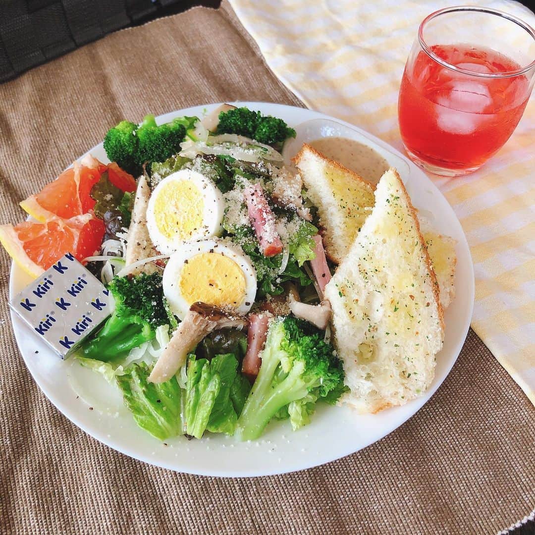 のインスタグラム：「・ おうちにある食材使って サラダランチ🥗🥓 ドリンクは最近お気に入りのザクロ酢の炭酸割りで🍹 ・ #おうち時間 #おうちカフェ #サラダランチ #おうちごはん」