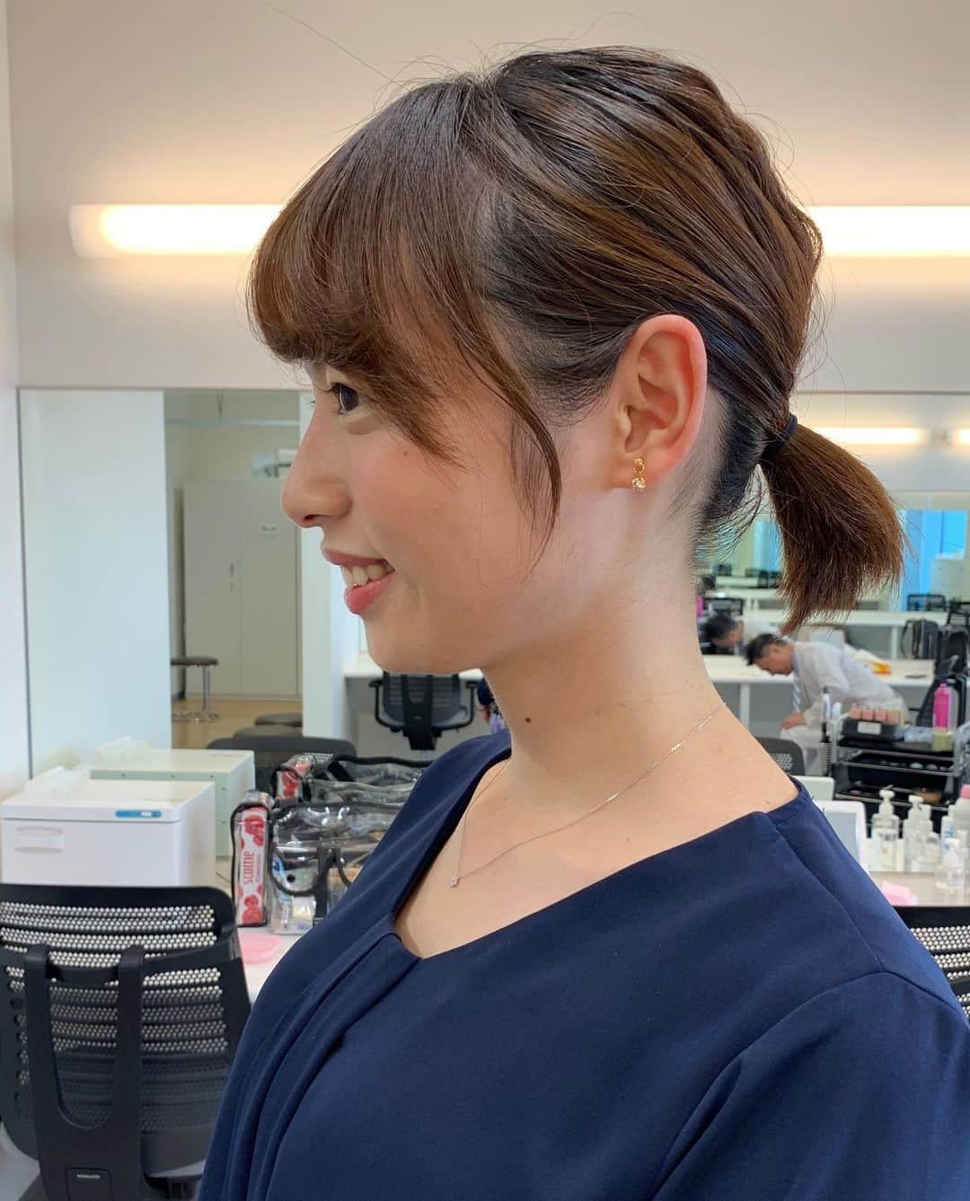 阿部芳美さんのインスタグラム写真 - (阿部芳美Instagram)「チョロンと短いけれど、ひとつ結び🥺✨ ・ 新型コロナウイルスの影響で、 美容院に行けない日々が続いていますが… 髪が伸びた結果、約1年ぶりに 後ろ髪を結ぶことができました😆💇‍♀️ ・ 今日もメイクの新山さんが 可愛くヘアアレンジをしてくれました☺️ 衣装も大人っぽい雰囲気で素敵💞 ・ 明日の「ストライク！」も是非ご覧ください！  #中京テレビ #ストライク #阿部芳美 #ショートヘア  #ショートヘアアレンジ」5月7日 16時37分 - yoshimi_abe0410