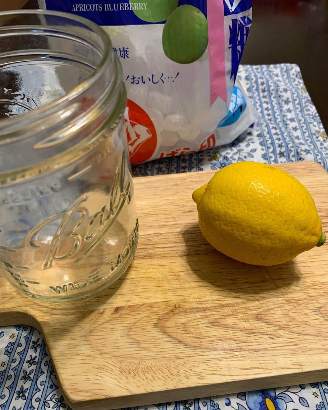 池辺愛さんのインスタグラム写真 - (池辺愛Instagram)「でーきたっ🍋 夏のお楽しみ、自家製レモンシロップ🥰 今回は、ハチミツもプラスしてみました✌️ ・ ・ ・ レモンスライスと氷砂糖を交互に密閉ボトルに入れて、最後にお好みでハチミツを加えて置いておくだけ😊 2、3日でレモンシロップが出来上がります✨ ・ ・ ・ レモネードにしたり、レモンスカッシュにしたり、紅茶に入れてもyummy💗 ・ ・ ・ このメイソンジャーのガラス瓶は、#nack5 アナウンスルームの皆様に、結婚祝いで頂いたもの😃 大事に使わせて頂いています。 ・ ・ ・ 出来上がりがたのしみ〜💕 ・ ・ ・ #レモン #レモンシロップ #レモンシロップ作り #自家製れもんシロップ」5月7日 16時39分 - aiikebe