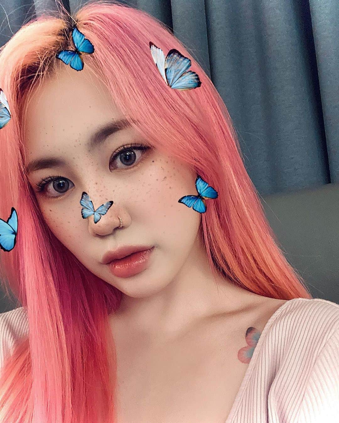 パク・ジミン のインスタグラム：「Name me now 🦋 나 핑크 머리 처음이얌🐥」