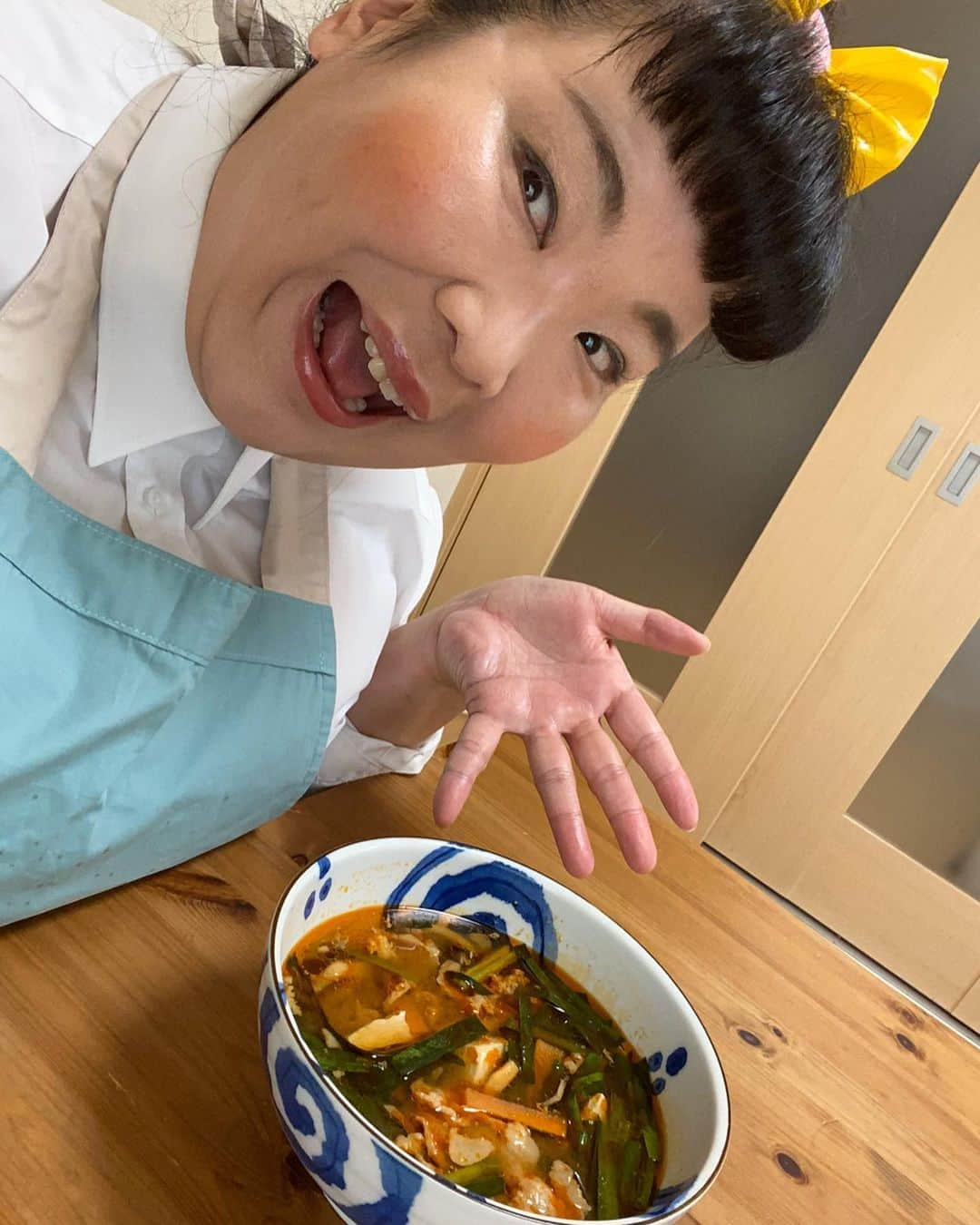 あべこさんのインスタグラム写真 - (あべこInstagram)「まさか‼️ まさか‼️ #ハロー大分 の番組の中で「料理リレーという料理のプロフェッショナルな方達が冷蔵庫の中にある物で簡単なレシピを紹介するInstagramがあるんですよー」と、ちらっとお話したと思うのですが・・・な、なんと！！私のところへその料理リレーのバトンが回って来ました😵‼️ 本当に凄い料理研究家、素晴らしい先生ばかりでとてもとても恐縮なのですがバトンを受け取らさせていただきます🏃‍♀️💨 ★料理リレー★ 料理研究家 脇雅代先生が発起人としてスタートした「家にあるもので簡単に作れる日々のご飯を発信する」企画。  大分でご活躍、テレビなどでも美味しいお料理、ケーキ、パンのレシピを紹介し、朝カフェも開いている大人気の自宅教室T'skitchenの緒方智子先生（@happysera）からのバトンを受け取らせていただきました。緒方先生、ありがとうございます💕  私、元お笑い芸人、現在タレント、大分県と東京を行ったり来たりしながら活動中✨パン、料理の講師資格を持ちイベント、某大手クッキングスタジオなどでも教室を開かせていただいております、あべこ（@abekopan）と申します💕宜しくお願い致します🙇‍♀️✨ 以下、脇先生からのメッセージの抜粋です。 ※※※※※ 世界中が危機感で溢れている毎日です。 おうちで過ごす時間が増えた皆さんと料理で繋がることが出来たらと思い«料理リレー»を試みたいと思います。 いつも家にある材料で簡単に作れる一品をリレー形式で紹介します。 わざわざ買い物に出なくても済む、料理作りのヒントになれば幸いです。 料理を生業とする私達から、ご覧頂いた皆さんがハッピーになれることを願っています。  さて、私が紹介させていただくのは冷蔵庫にあるお肉、野菜、お豆腐で作る簡単な純豆腐です💕レシピの材料は私の家の冷蔵庫にあった材料なので皆様、ご自宅の冷蔵庫にある物でアレンジしてお試しいただければ嬉しいです😊✨ ある物で作る簡単純豆腐💕 〈材料〉 ※豚肉こま切れ（牛肉、鶏肉なんでもOK）200g ※にんじん　50g（小さい物を1本位） ※しめじ　半パック ※ニラ　1束 ※お豆腐 （量はお好みで💕） ※胡麻油 ※おろしにんにく 小さじ1〜（お好みで増やしてもOK） ※コチュジャン　大さじ1〜（お好みで増やしてもOK） ※牛肉ダシダ 大さじ1 ※日本酒 小さじ2 ※粉唐辛子 小さじ1〜 ※醤油 小さじ1〜 ※水 550cc〜  材料の野菜などはじゃがいも、もやし、椎茸などアレンジは無限大です✨  ①豚肉をボールに入れ、コチュジャン、胡麻油、にんにくを入れ混ぜて漬け込んでおきます。（写真3枚目）  ②その間に具材を切りましょう！（写真2枚目）  ③胡麻油を熱した鍋に①を入れて炒めます。（にんにく好きな方はここでまたにんにくを入れてもOKですよ）  ④豚肉の色が変わってきたら、切った野菜を硬い物から入れて炒めましょう。（写真4.5枚目）  ⑤軽く炒めたら、お水を入れて、牛肉ダシダ、酒、コチュジャン、醤油、粉唐辛子を入れて煮ていきます。（写真6枚目）  ⑥グツグツして来たら、お豆腐を入れ、最後にニラを入れ、味見をして塩、醤油などで味を整えて出来上がりです✨（写真7枚目）  とろけるチーズを足してチーズ純豆腐も美味しいですよ💕うどんを入れても美味しいです（写真8枚目）💕 食は命！美味しいお料理を楽しんで厳しい時を迎えていますが、みんなで乗り越えましょう💪✨ 次のバトンは大分で結成しているパン大好きなパンの先生が集結したパンの先生のユニット「Papump〜ぱぱんぷ〜」のメンバーで自宅でお子様連れOKなクッキングスタジオを開き、整理収納アドバイザーとしてもイベントや講演会などでも大人気💕大活躍されている三井えみ先生（@la_colmena321）です✨ 美味しそうな普段のお料理もInstagramで見れますよ💕丁寧な暮らしが本当に魅力的な素敵な先生でもあり、いつも刺激を与えてくれる素敵なお友達です💕  宜しくお願い致します😊✨ #料理リレー  #料理リレー2020  #うちで過ごそう  #stayhome  #cookingrelay  #脇雅世加藤巴里 #純豆腐 #あべこ」5月7日 16時45分 - abekopan