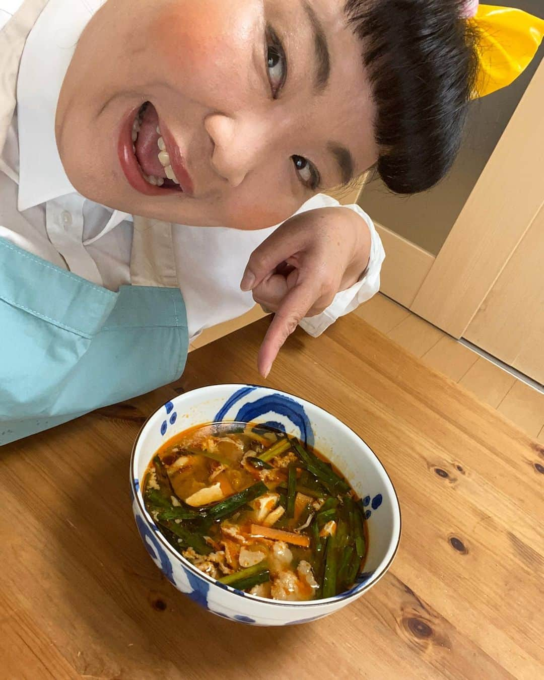 あべこさんのインスタグラム写真 - (あべこInstagram)「まさか‼️ まさか‼️ #ハロー大分 の番組の中で「料理リレーという料理のプロフェッショナルな方達が冷蔵庫の中にある物で簡単なレシピを紹介するInstagramがあるんですよー」と、ちらっとお話したと思うのですが・・・な、なんと！！私のところへその料理リレーのバトンが回って来ました😵‼️ 本当に凄い料理研究家、素晴らしい先生ばかりでとてもとても恐縮なのですがバトンを受け取らさせていただきます🏃‍♀️💨 ★料理リレー★ 料理研究家 脇雅代先生が発起人としてスタートした「家にあるもので簡単に作れる日々のご飯を発信する」企画。  大分でご活躍、テレビなどでも美味しいお料理、ケーキ、パンのレシピを紹介し、朝カフェも開いている大人気の自宅教室T'skitchenの緒方智子先生（@happysera）からのバトンを受け取らせていただきました。緒方先生、ありがとうございます💕  私、元お笑い芸人、現在タレント、大分県と東京を行ったり来たりしながら活動中✨パン、料理の講師資格を持ちイベント、某大手クッキングスタジオなどでも教室を開かせていただいております、あべこ（@abekopan）と申します💕宜しくお願い致します🙇‍♀️✨ 以下、脇先生からのメッセージの抜粋です。 ※※※※※ 世界中が危機感で溢れている毎日です。 おうちで過ごす時間が増えた皆さんと料理で繋がることが出来たらと思い«料理リレー»を試みたいと思います。 いつも家にある材料で簡単に作れる一品をリレー形式で紹介します。 わざわざ買い物に出なくても済む、料理作りのヒントになれば幸いです。 料理を生業とする私達から、ご覧頂いた皆さんがハッピーになれることを願っています。  さて、私が紹介させていただくのは冷蔵庫にあるお肉、野菜、お豆腐で作る簡単な純豆腐です💕レシピの材料は私の家の冷蔵庫にあった材料なので皆様、ご自宅の冷蔵庫にある物でアレンジしてお試しいただければ嬉しいです😊✨ ある物で作る簡単純豆腐💕 〈材料〉 ※豚肉こま切れ（牛肉、鶏肉なんでもOK）200g ※にんじん　50g（小さい物を1本位） ※しめじ　半パック ※ニラ　1束 ※お豆腐 （量はお好みで💕） ※胡麻油 ※おろしにんにく 小さじ1〜（お好みで増やしてもOK） ※コチュジャン　大さじ1〜（お好みで増やしてもOK） ※牛肉ダシダ 大さじ1 ※日本酒 小さじ2 ※粉唐辛子 小さじ1〜 ※醤油 小さじ1〜 ※水 550cc〜  材料の野菜などはじゃがいも、もやし、椎茸などアレンジは無限大です✨  ①豚肉をボールに入れ、コチュジャン、胡麻油、にんにくを入れ混ぜて漬け込んでおきます。（写真3枚目）  ②その間に具材を切りましょう！（写真2枚目）  ③胡麻油を熱した鍋に①を入れて炒めます。（にんにく好きな方はここでまたにんにくを入れてもOKですよ）  ④豚肉の色が変わってきたら、切った野菜を硬い物から入れて炒めましょう。（写真4.5枚目）  ⑤軽く炒めたら、お水を入れて、牛肉ダシダ、酒、コチュジャン、醤油、粉唐辛子を入れて煮ていきます。（写真6枚目）  ⑥グツグツして来たら、お豆腐を入れ、最後にニラを入れ、味見をして塩、醤油などで味を整えて出来上がりです✨（写真7枚目）  とろけるチーズを足してチーズ純豆腐も美味しいですよ💕うどんを入れても美味しいです（写真8枚目）💕 食は命！美味しいお料理を楽しんで厳しい時を迎えていますが、みんなで乗り越えましょう💪✨ 次のバトンは大分で結成しているパン大好きなパンの先生が集結したパンの先生のユニット「Papump〜ぱぱんぷ〜」のメンバーで自宅でお子様連れOKなクッキングスタジオを開き、整理収納アドバイザーとしてもイベントや講演会などでも大人気💕大活躍されている三井えみ先生（@la_colmena321）です✨ 美味しそうな普段のお料理もInstagramで見れますよ💕丁寧な暮らしが本当に魅力的な素敵な先生でもあり、いつも刺激を与えてくれる素敵なお友達です💕  宜しくお願い致します😊✨ #料理リレー  #料理リレー2020  #うちで過ごそう  #stayhome  #cookingrelay  #脇雅世加藤巴里 #純豆腐 #あべこ」5月7日 16時45分 - abekopan