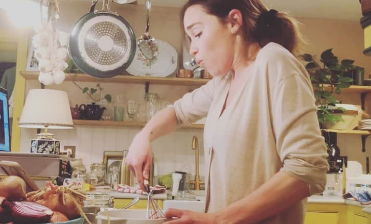 エミリア・クラークさんのインスタグラム写真 - (エミリア・クラークInstagram)「Mid-“my batter looks like its thrown up on itself, how about yours?!” Chat... THIS is how I throw a cook-along party, (in Covid time that IS a thing I swear) full of mess and big arm gestures in lieu of actual cooking knowledge.  Ted @gommie_poem and I were joined in my messy kitchen by 12 beautiful souls as we all made and ate...pancakes! 🥳 (a soufflé seemed a bridge too far)  Quote of the meal “mine look like chicken fillets” (to be fair I found a recipe that didn’t need flour so things got a little... DENSE. 😋) This roaring good time we all had was a thank you for the incredible donations these wonders made towards @sameyouorg Covid Relief fund. We have created an online clinic for brain injury recovery which is growing into something truly magic.  LIKE OUR PANCAKES!  #newcookingshowanyone?  #illbrushuponmywhiskingskills #👩‍🍳 #❤️ #👌」5月7日 16時45分 - emilia_clarke