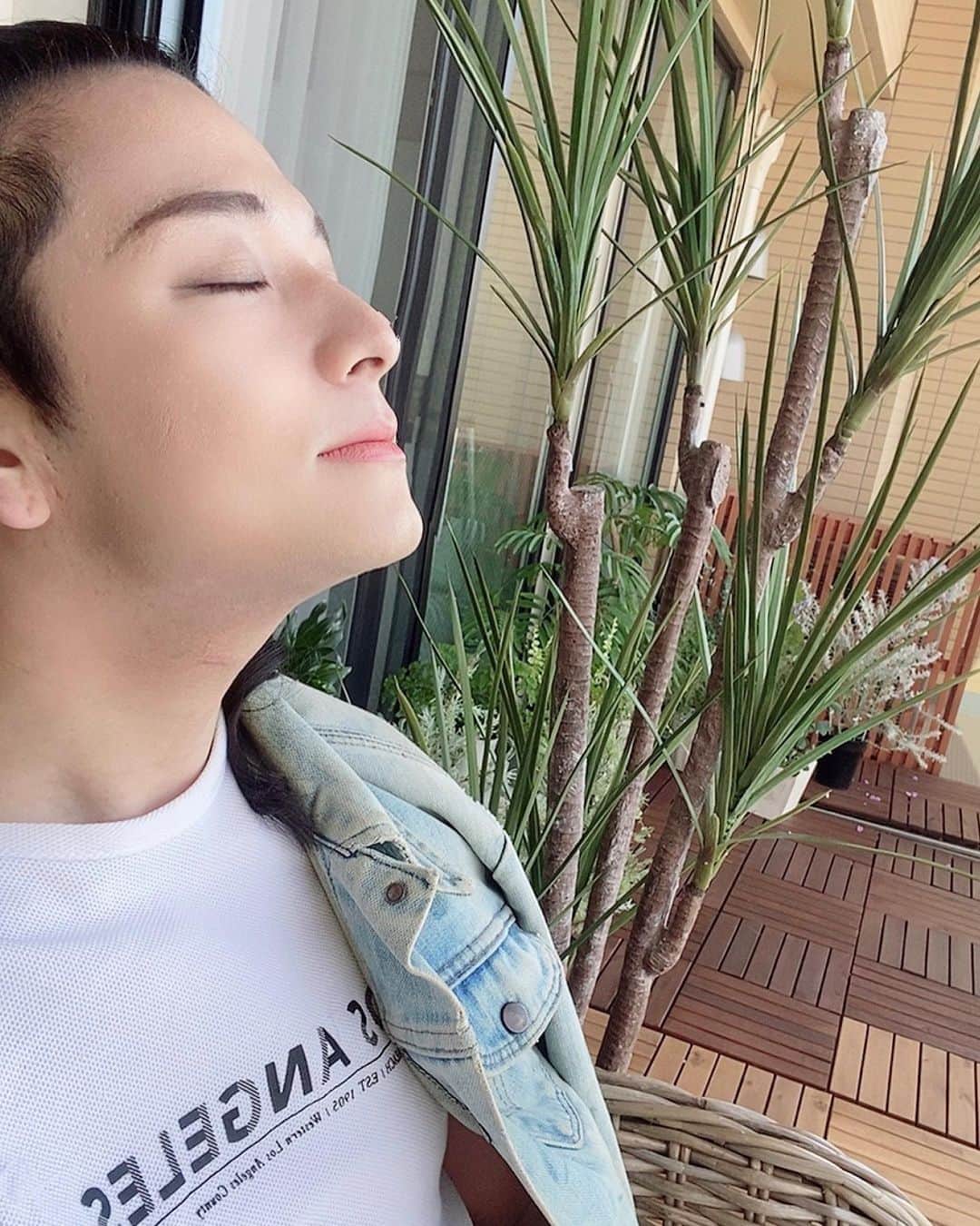 HIDEKiSMのインスタグラム：「#おうち時間 延長。 今日の東京は良い天気🌞 バルコニーで日向ぼっこでもしましょうよ。 深く呼吸して気持ちもリラックス🤤 とりあえず歌好き仲間とカラオケ行きたいが話題😩 ライブもしたいし、カラオケも行きたい。 要はパァーッと歌いたい！ 1日も早く歌いたいからその日を願って今は自粛する😞  #enviigabriella #hidekism #gay #lgbt #オネエ #エンガブ #tokyo #japan」
