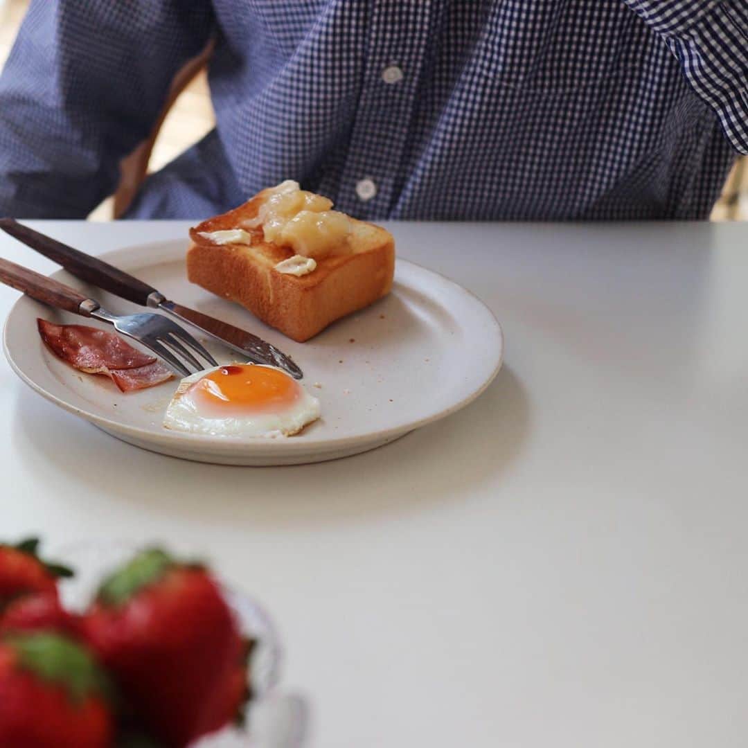 北欧、暮らしの道具店さんのインスタグラム写真 - (北欧、暮らしの道具店Instagram)「食べ方にもお皿にも。こだわりが詰まったスタッフの「休日朝ごはん」を大解剖！ . - - - - - - - - - - - - 「休日の朝ごはん」が大好きです。 平日はなかなか難しいからこそ、お気に入りの器で ゆっくり好きなものを食べられる至福のひと時。  今回はそんな休日ならではの朝食を スタッフ2名に見せてもらいました！ . - - - - - - - - - - - - ■ バイヤー竹内 - - - - - - - - - - - - . 「平日はトーストかグラノーラで 簡単に済ませることが多いので、 休日の朝は目玉焼きやソーセージをのせて ワンプレートにするのが定番。 これだけでちょっと特別な気分になれます。  夫婦揃って朝ごはんを食べられるのも休日だけなので、 今週はこんなことがあったよ〜と顔を合わせて おしゃべりするうち、気づいたら 2時間くらい経っていることもあります。  平日はスーパーで買えるいちばんお手頃な 食パンを選ぶのですが、休日用の食パンは、 同じスーパーでもちょっとだけリッチなものに。  お気に入りは『タカキベーカリー』のミルクブレッド。 厚切りでほんのり甘いところが好きです。  好きなものや味つけの好みは違うわたしと夫ですが、 目玉焼きの黄身を大事にとっておいて、 最後にパクッと食べるところはおんなじで。  いつもよりのんびり食べていると、 そんな意外な共通点にも気づいたりして楽しいものです」 . - - - - - - - - - - - - ■ バイヤー森下 - - - - - - - - - - - - . 「ごはん派のわが家では、休日朝ごはんの主役は なんといっても『炊きたてごはん』。 土鍋を食卓のまんなかに置いて、 ふっくらツヤツヤの白米をいただきます。  平日は睡眠優先であまり時間がとれず、 冷凍ごはんをチンしておにぎりを作るのがやっと。 なので大好きな炊きたてが楽しめるのは、 休日ならではの醍醐味なんです。  使うのはHARIOの炊飯用土鍋（2〜3合用）。 普通の土鍋と違い火加減の調整が必要ないので、 火にかけてそのままおいておくだけ。  30分くらいで炊けるので時間もかからず、 炊飯器感覚で炊ける簡単さも気に入っています！  卵料理はローテーションで色々作りますが、 いい卵のある日は、卵かけごはんが一番！ 炊きたてごはんに合う食材を、 あれこれ用意するのも楽しみのひとつです」 . - - - - - - - - - - - - ・ #kitchen#kitchendesign#kitchenware#food#foodstagram#休日#休日ごはん#ごはん#朝食#朝ごはん#シンプル#シンプルライフ#シンプルデザイン#暮らしを楽しむ#日々の暮らし#北欧#暮らし#北欧暮らしの道具店」5月7日 17時01分 - hokuoh_kurashi
