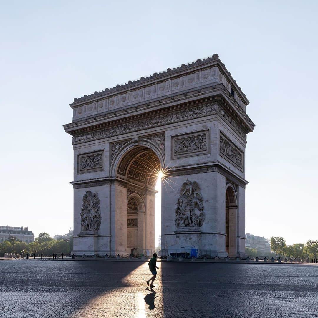 My Little Parisさんのインスタグラム写真 - (My Little ParisInstagram)「2019 : 1 606 711 de visiteurs. 2020 : un joggeur. 🇬🇧: 2019: 1 606 711 visitors. 2020: 1 jogger. (📸 @hebdomania)」5月7日 17時01分 - mylittleparis
