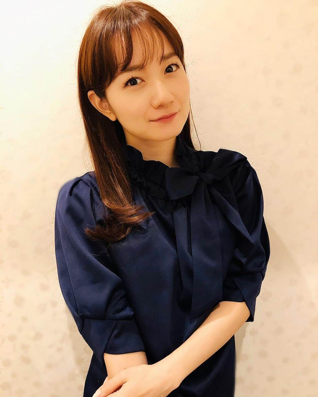 松原江里佳さんのインスタグラム写真 - (松原江里佳Instagram)「❤︎ 5分袖が良い気候になってきましたね🥰　 最近はお家じかんも少しオシャレを楽しむようになりました♪ みんなGWはどんな風に過ごしたのかなー！ オススメの#stayhome があったらどしどし教えて欲しい💗 ❤︎ ❤︎ この日のトップスは #frenchpave  襟元の大きなリボンがお気に入り🎀 ❤︎ #おうち時間 #オシャレ  #芦屋 #ファッション  #レーストップス #ブラウス  #フリーアナウンサー #スターダスト  #でこ」5月7日 17時04分 - erika_matsubara