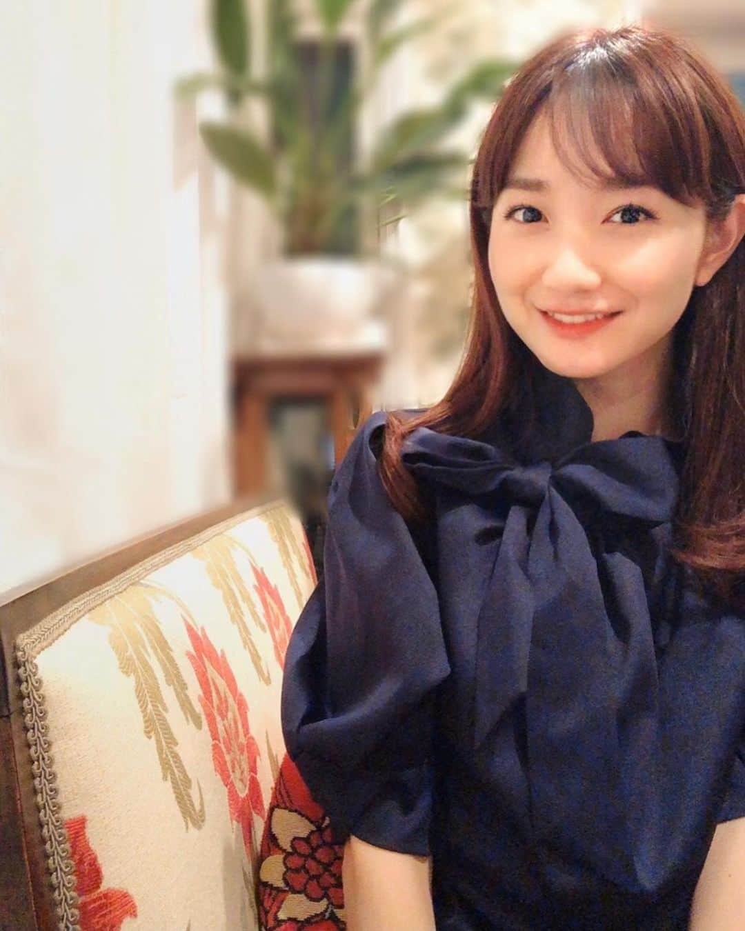 松原江里佳さんのインスタグラム写真 - (松原江里佳Instagram)「❤︎ 5分袖が良い気候になってきましたね🥰　 最近はお家じかんも少しオシャレを楽しむようになりました♪ みんなGWはどんな風に過ごしたのかなー！ オススメの#stayhome があったらどしどし教えて欲しい💗 ❤︎ ❤︎ この日のトップスは #frenchpave  襟元の大きなリボンがお気に入り🎀 ❤︎ #おうち時間 #オシャレ  #芦屋 #ファッション  #レーストップス #ブラウス  #フリーアナウンサー #スターダスト  #でこ」5月7日 17時04分 - erika_matsubara