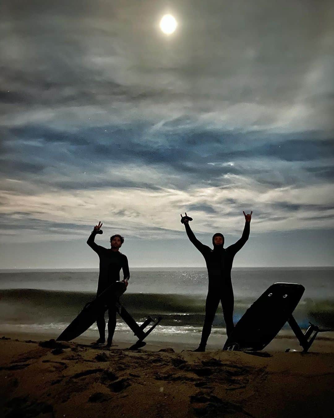 ブロディ・ジェンナーのインスタグラム：「Full moon red tide foil sessions. Definitely one of the coolest things I’ve ever done in my life.」