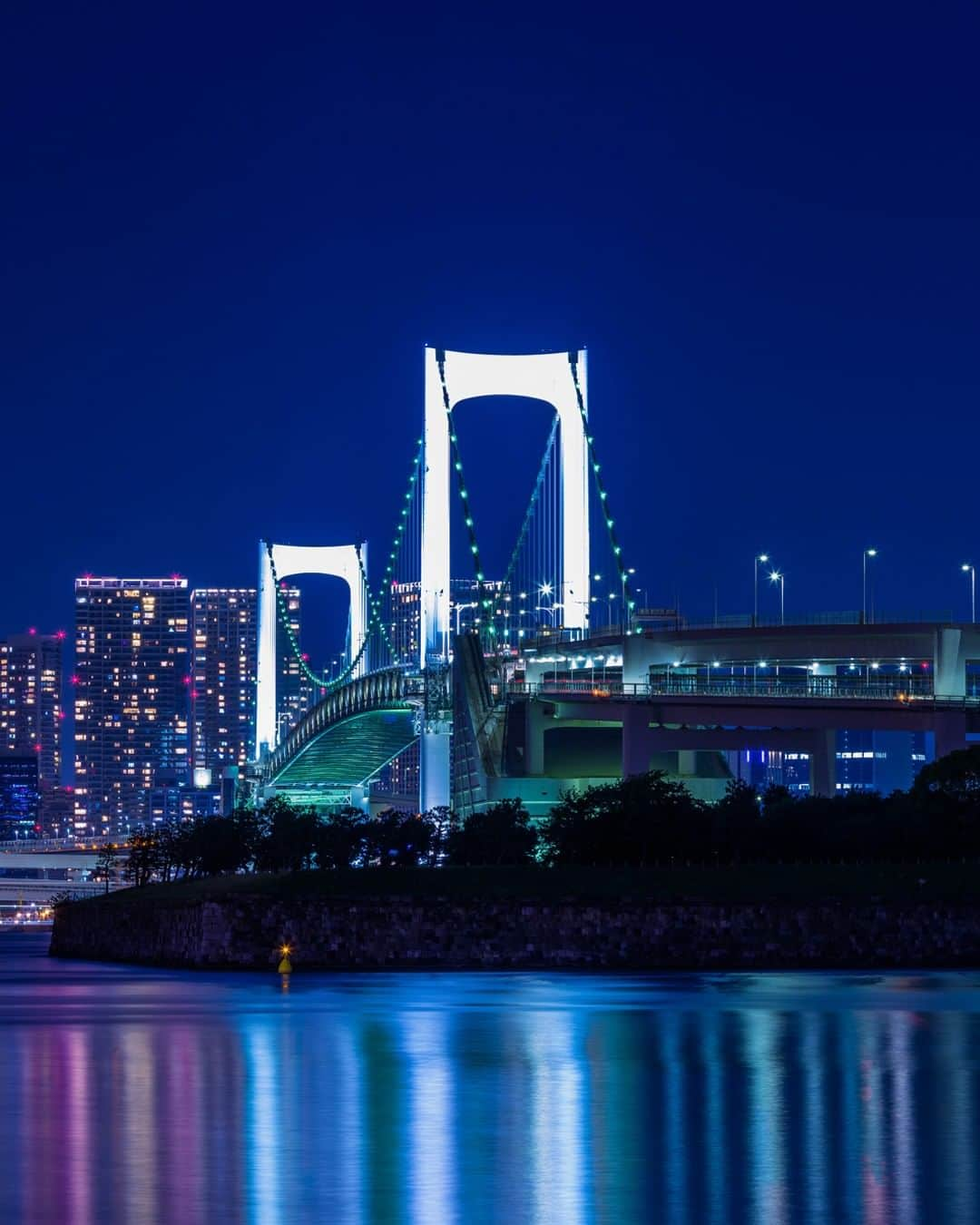 JALさんのインスタグラム写真 - (JALInstagram)「. Mesmerized by this waterfront scene. #PicturePerfectMay  ウォーターフロントの夜景に魅了されます🌃 . . Post your memories with #FlyJAL #旅を夢見て  #JapanAirlines  #STAYHOME #japan #tokyo #rainbowbridge」5月7日 17時29分 - japanairlines_jal