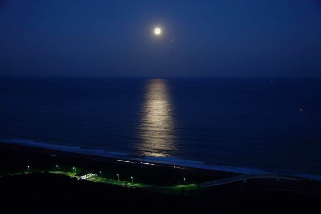 フェニックス・シーガイア・リゾートさんのインスタグラム写真 - (フェニックス・シーガイア・リゾートInstagram)「本日は満月ですね。 海から月が昇りはじめると、月光が海に映り、細長い光の道が海面に現れます。それが「月の道」です。  本来ならばお泊りのお客様には客室から「月の道」をご覧いただけるのですが、本日は写真でお届けいたします。  雄大な太平洋に月の光がつくり出す、幻想的で美しい「月の道」をお楽しみいただけますように。  #満月 #月の道 #絶景 #ホテルからの夜景 #リゾートなひととき #シェラトングランデオーシャンリゾート #シーガイア #宮崎 #fullmoon #moonroad #moonlight #SheratonGrandeOceanResort #SEAGAIA #MIYAZAKI ※2020年5月7日より当面の間、リゾート内全施設を臨時休館とさせていただいております。」5月7日 17時41分 - seagaia_official