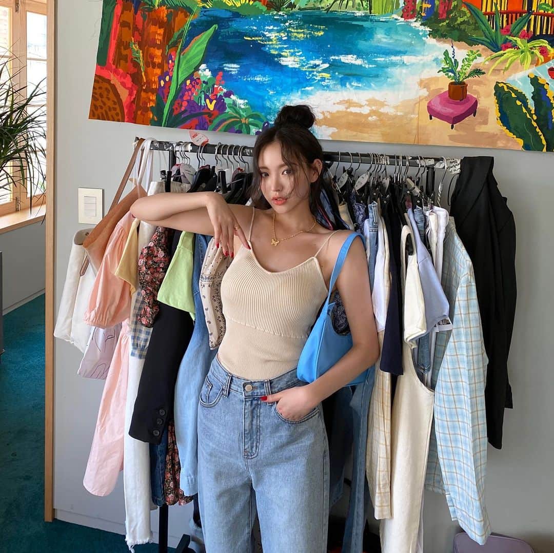Chuuのインスタグラム：「[ 𝙣𝙚𝙬 𝙖𝙥𝙥𝙖𝙧𝙚𝙡 ]  매일 꺼내 입어도 질리지 않는 신상들 스포하러와써요💙 단독,레이어드하기 너무 좋은 상품들로 코디해서 더 예쁘게 입을 수 있으니  곧 만나보실 수 있슴네댜!🙋🏼‍♀️✨」