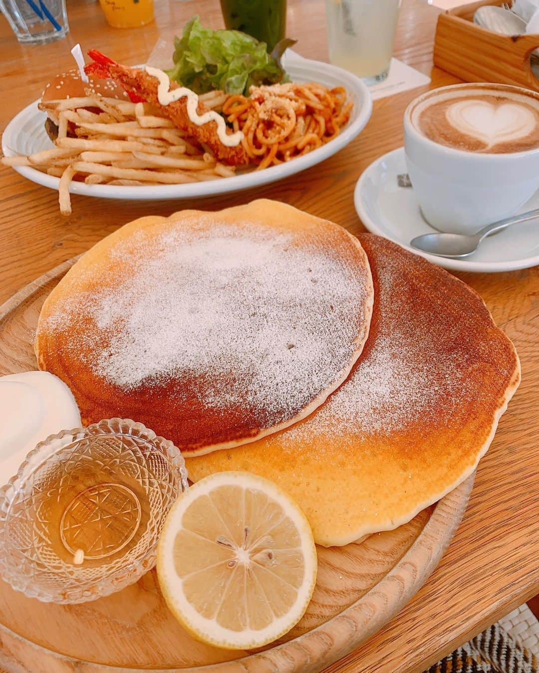 赤松麻里菜さんのインスタグラム写真 - (赤松麻里菜Instagram)「逗子マリーナにあるロンハーマンカフェのパンケーキ🥞✨ (と奥はお子様ランチ🍝) 定期的に行ってるお店だけど最後に行ったのは1月☃️💦 おうちでは娘にかぼちゃのホットケーキ🎃を簡単だからよく作るけど、この数週間はHMが品切れで手に入らず😓 早くお気に入りのカフェでゆっくり過ごせる日が来ますように🥨☕️ #逗子マリーナ #ronhermancafe #ronherman @ronhermanstore #ロンハーマンカフェ #逗子 #リビエラ逗子マリーナ #pancakes #パンケーキ #ホットケーキ #cafe #cafestagram #女の子ママ #ママライフ #ロンハーマン」5月7日 17時47分 - marigram0726