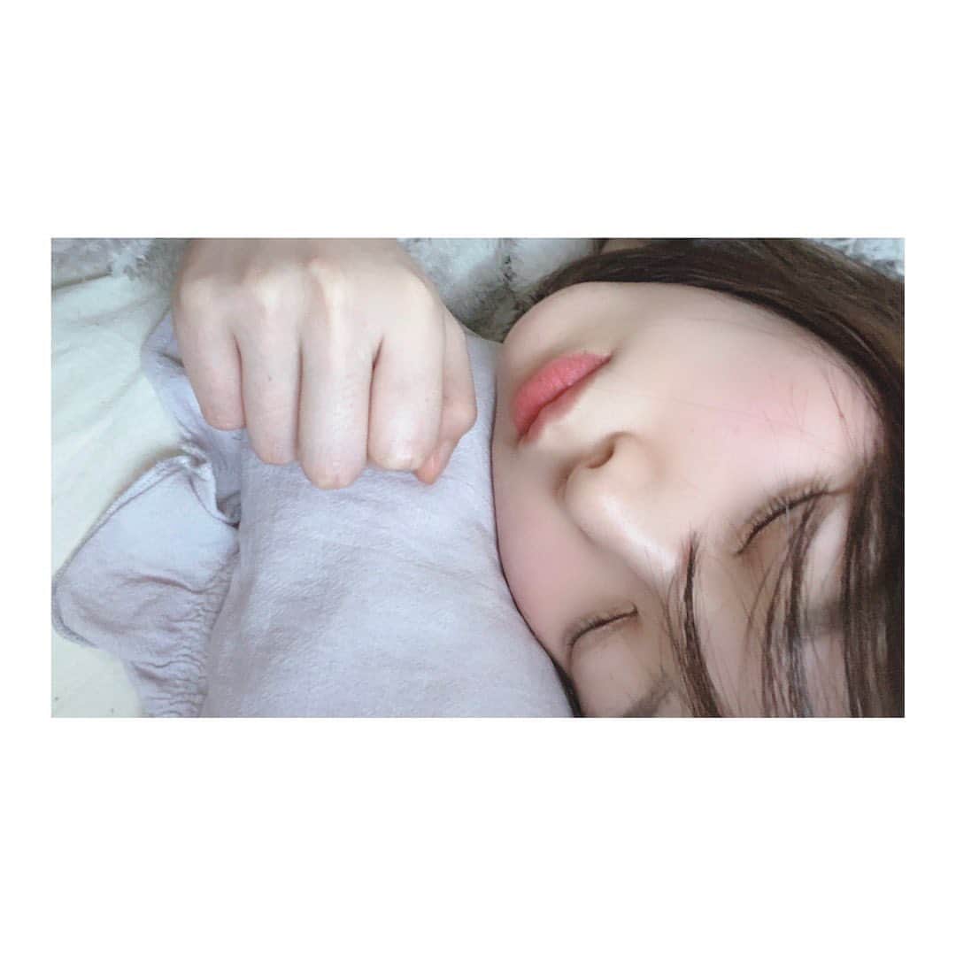 のインスタグラム：「撮影現場でもよく眠るので、眠り姫なんてあだ名をつけていただいておりました💤 #おこもり生活 #おうちじかん #お昼寝　#sleepy」